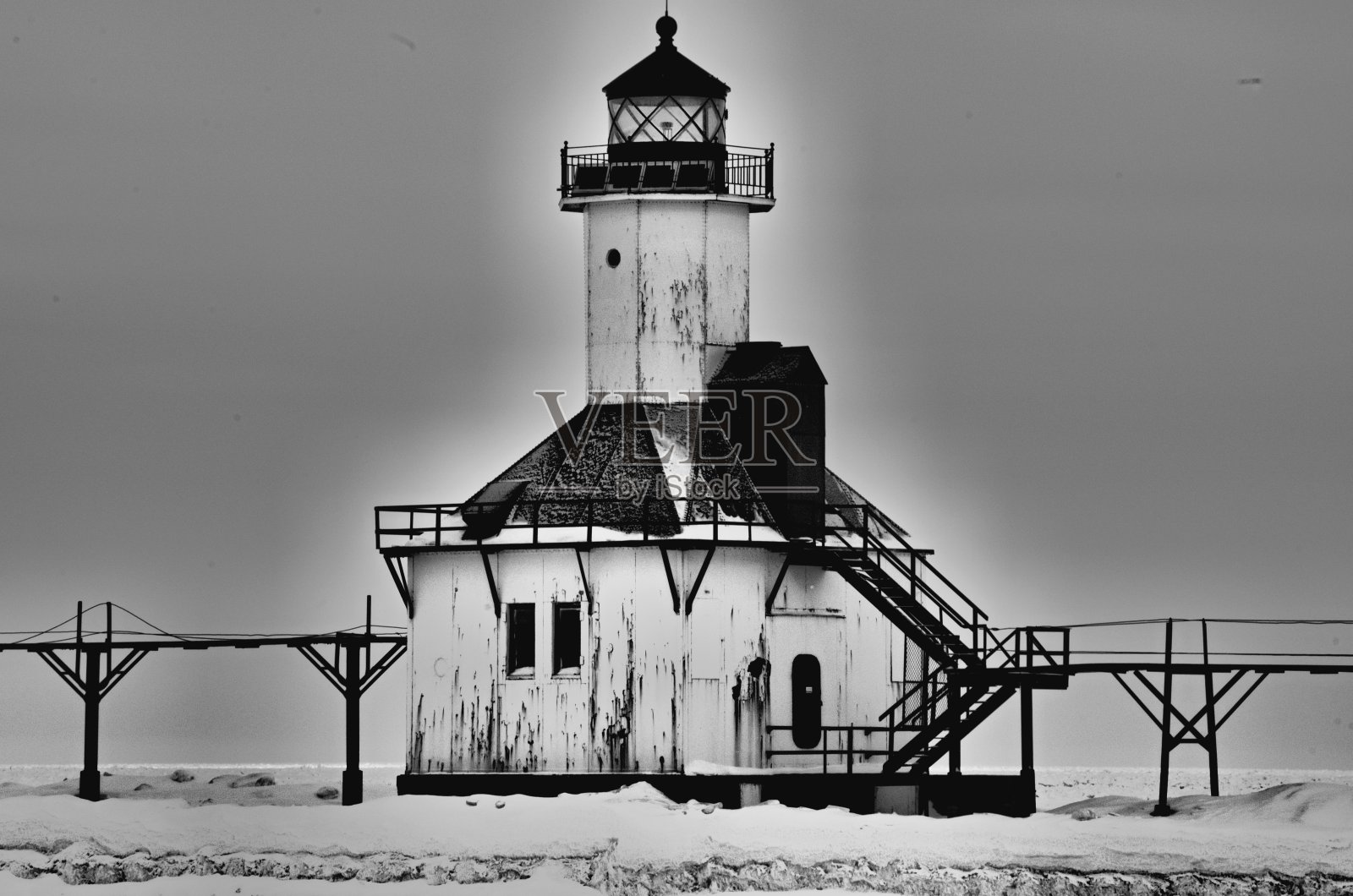 黑色和白色的照片灯塔在冰和雪上的密歇根湖摄影照片摄影图片