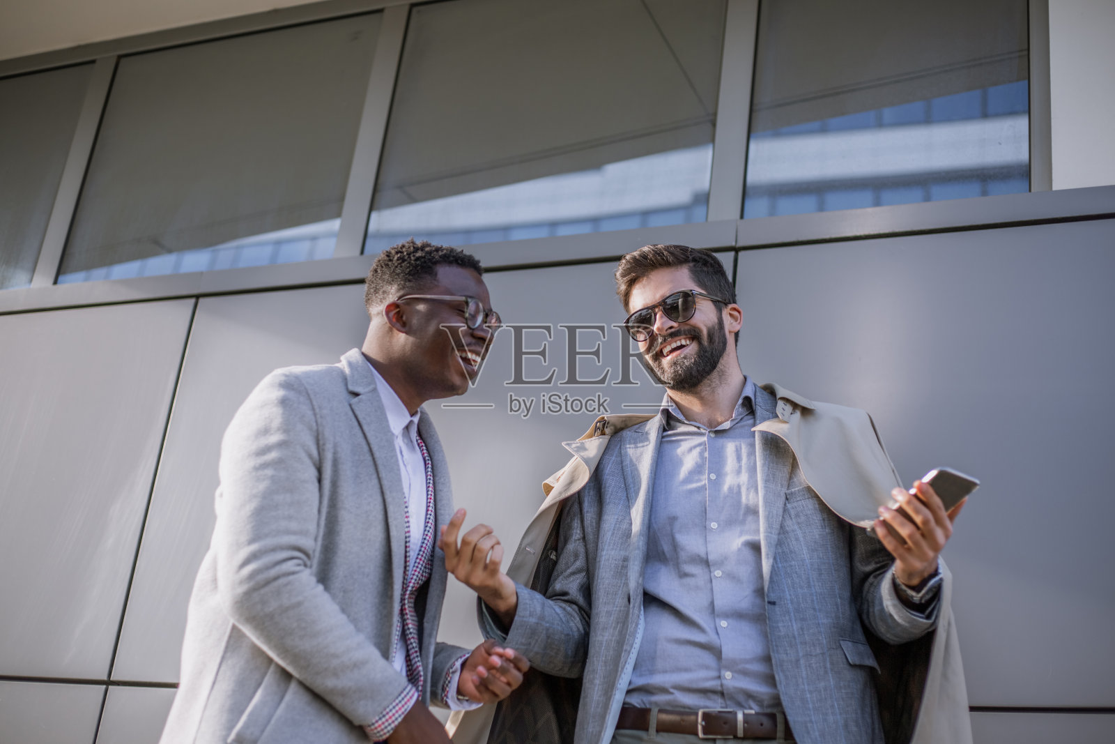 两个商人在交谈照片摄影图片