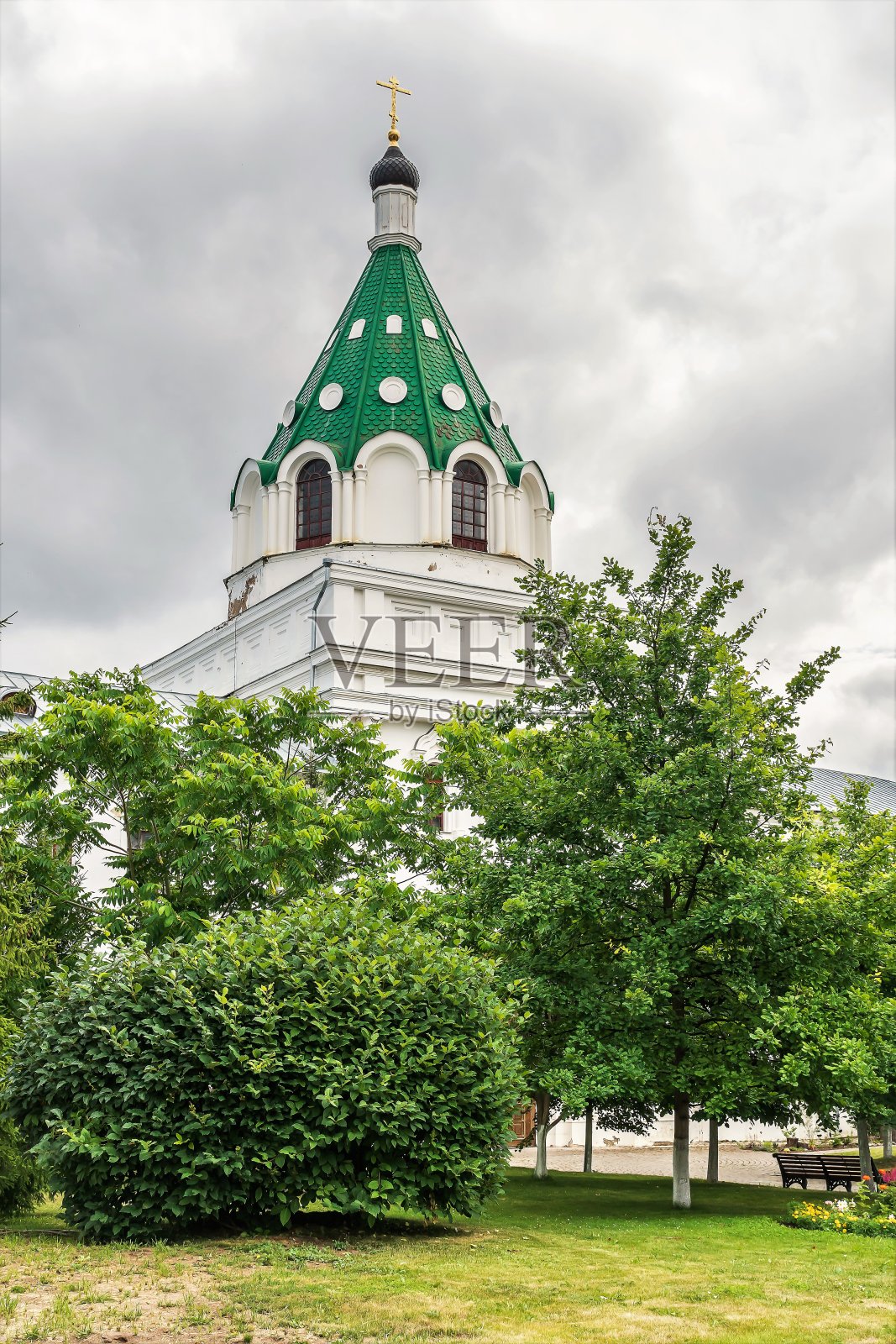 俄罗斯,科斯特罗马,2020年7月。在多云天空背景下的东正教堂的圆顶。照片摄影图片