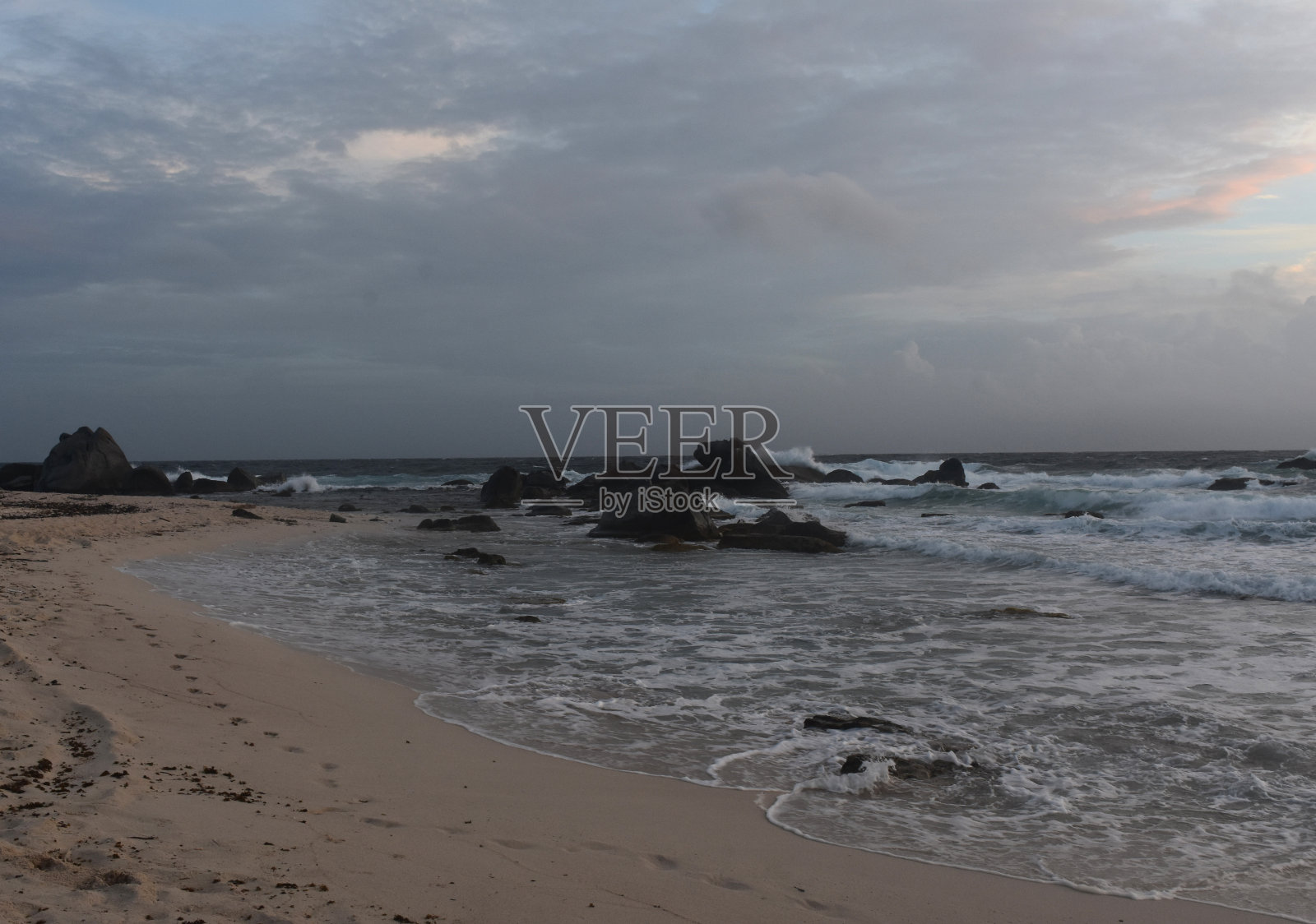 在阿鲁巴日出惊人的海岸景色照片摄影图片