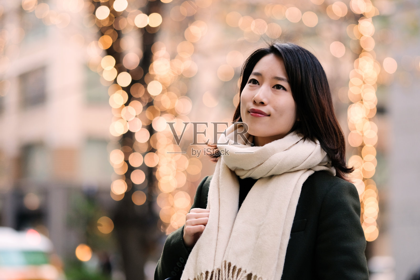 走在灯火通明的街道上的女人照片摄影图片