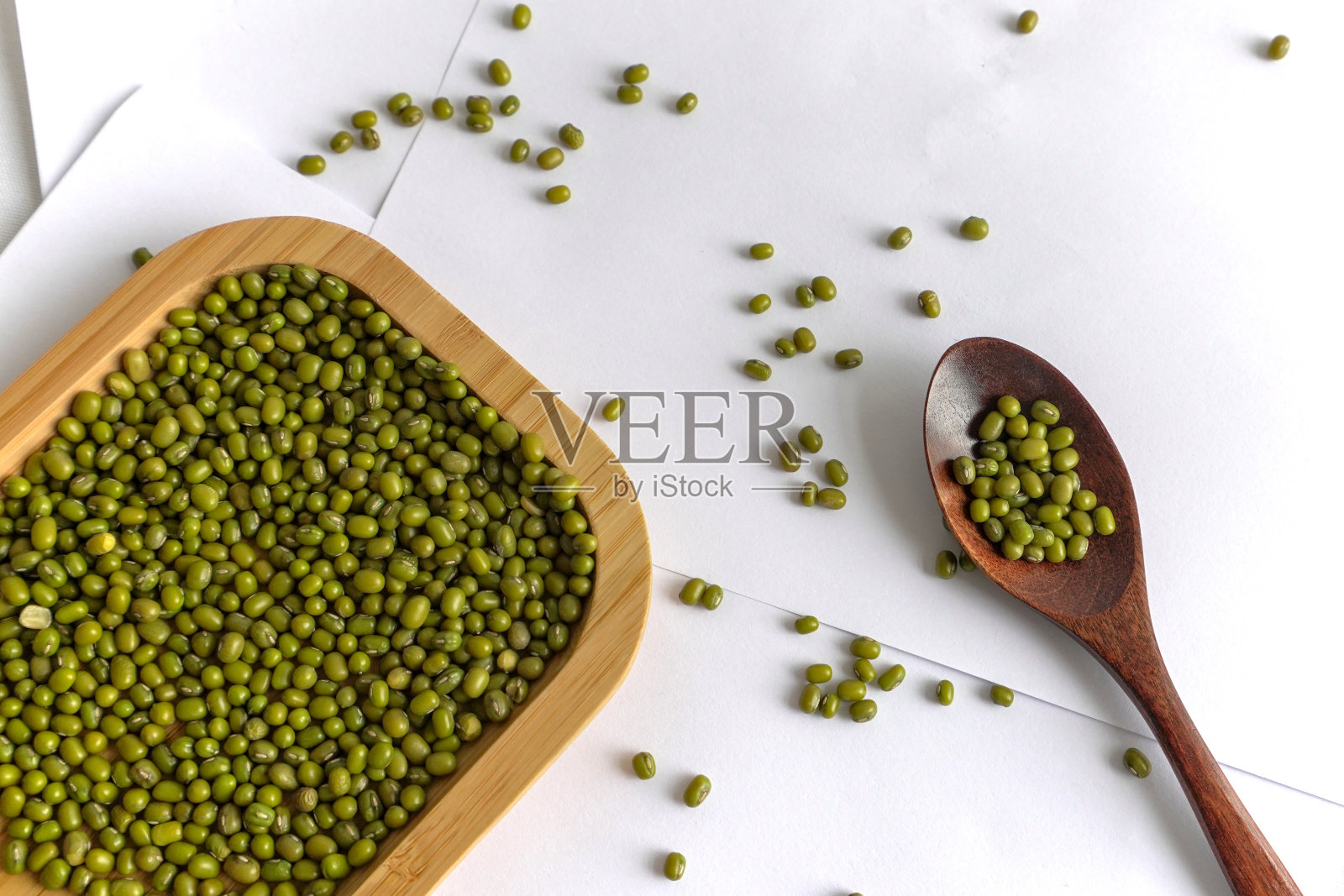 白底绿豆,木盒和木勺绿豆照片摄影图片