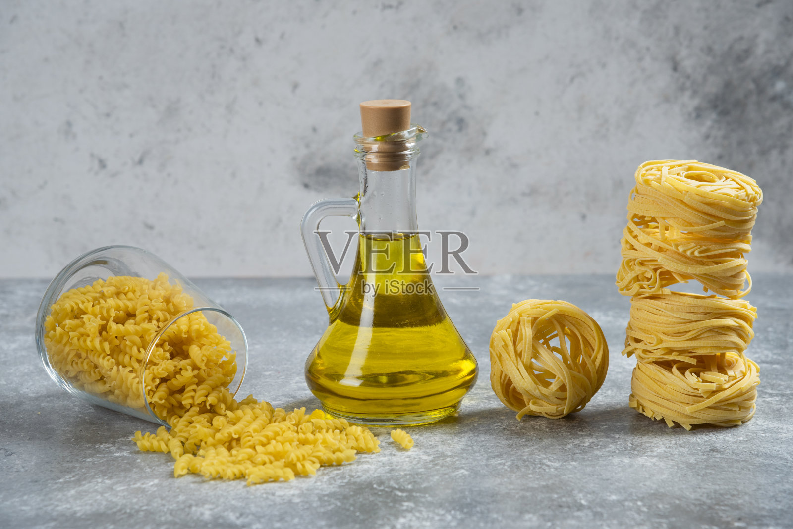 生意大利面和一瓶油照片摄影图片