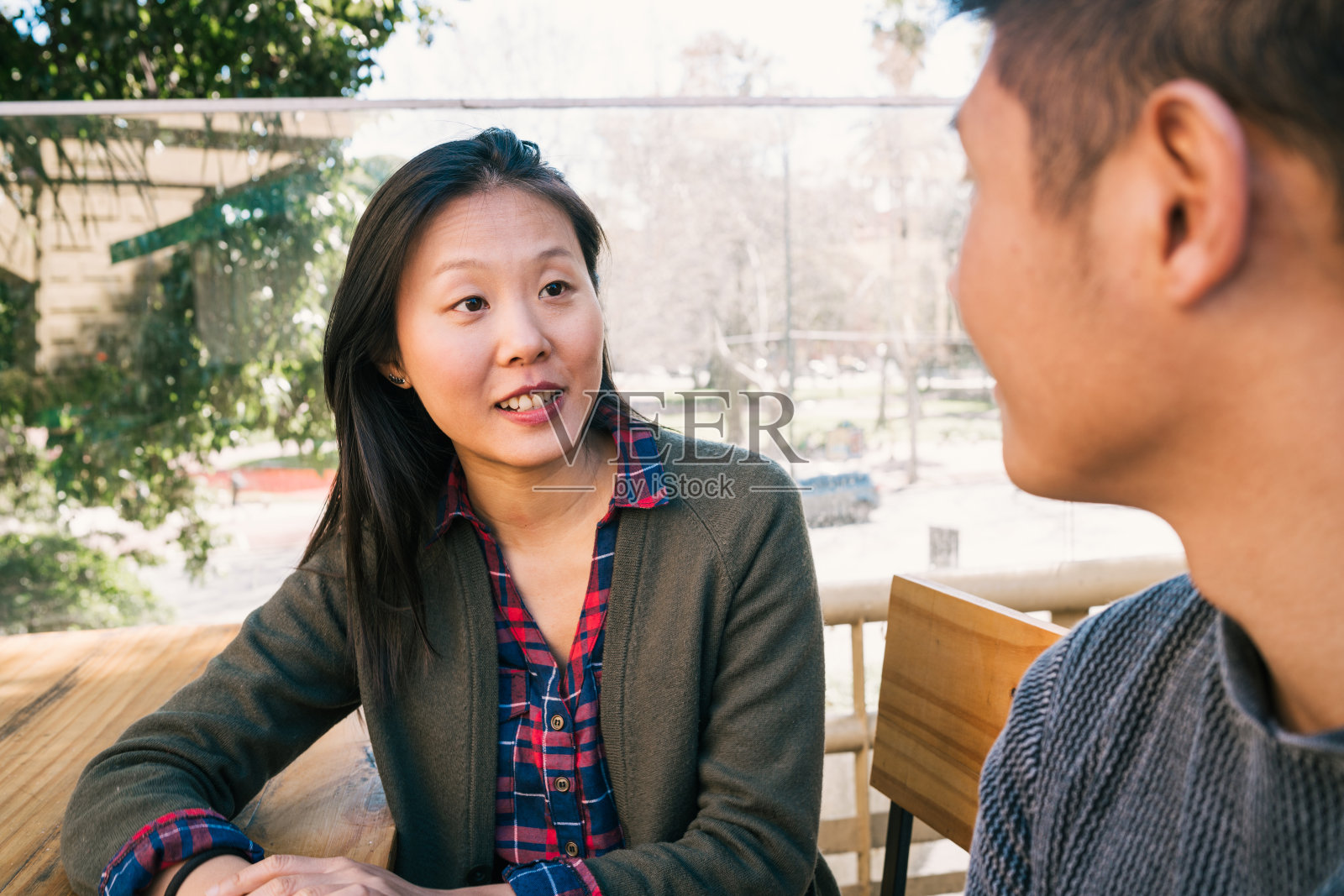亚洲夫妇共度美好时光。照片摄影图片
