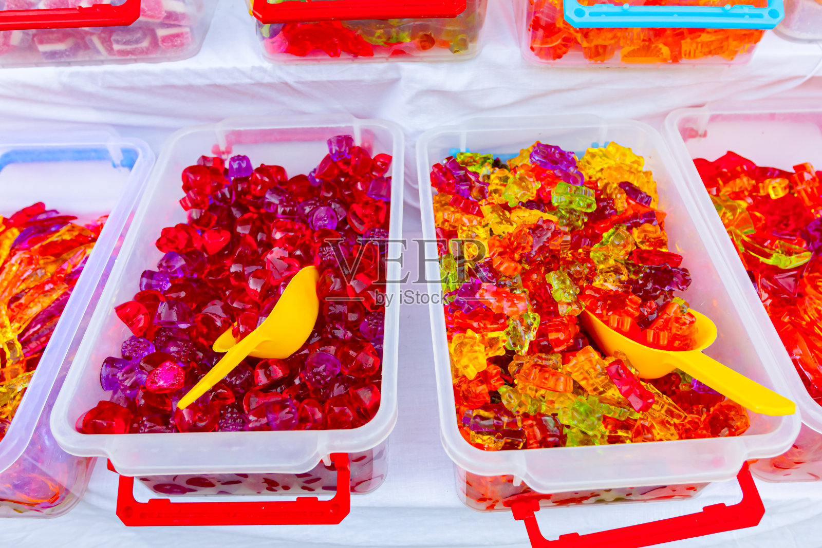 在集市上的摊位上卖五颜六色的糖果和糖果照片摄影图片