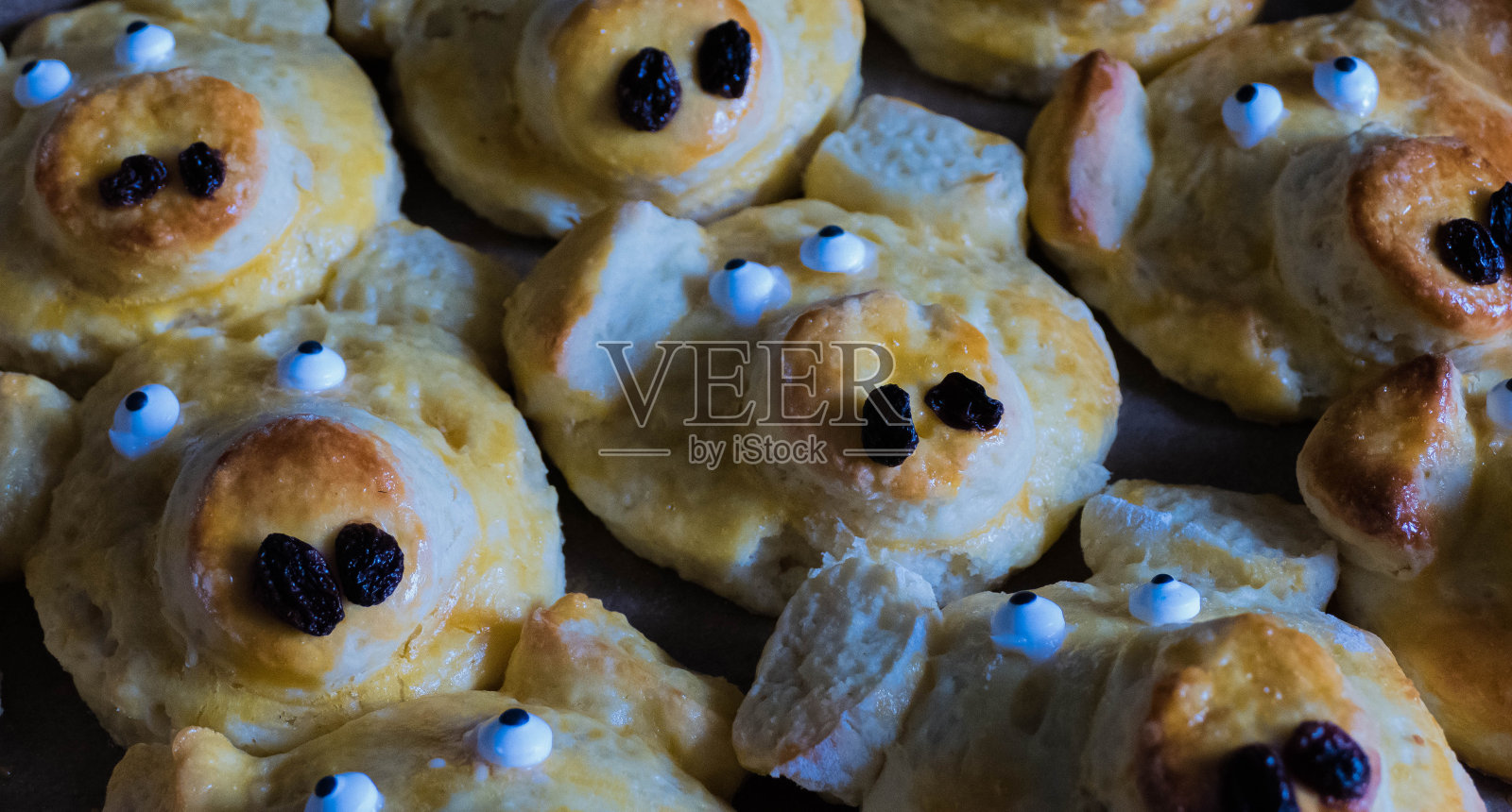 许多有趣的烤猪脸照片摄影图片