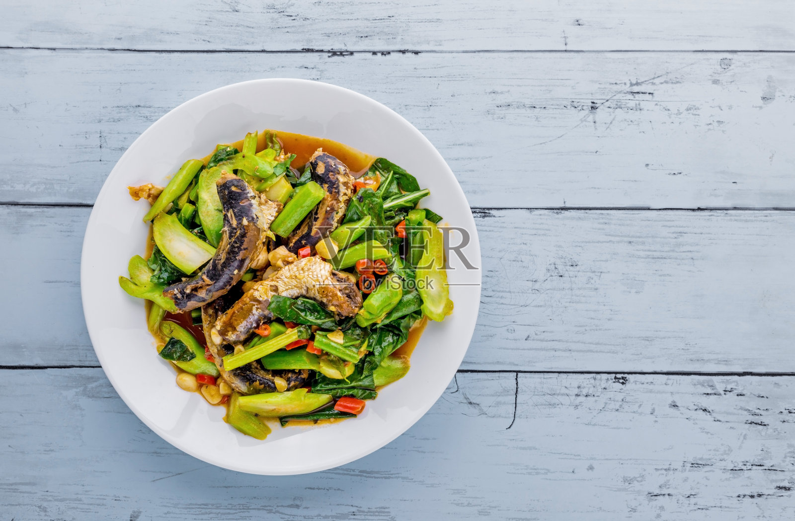 鱼罐头炒甘蓝照片摄影图片