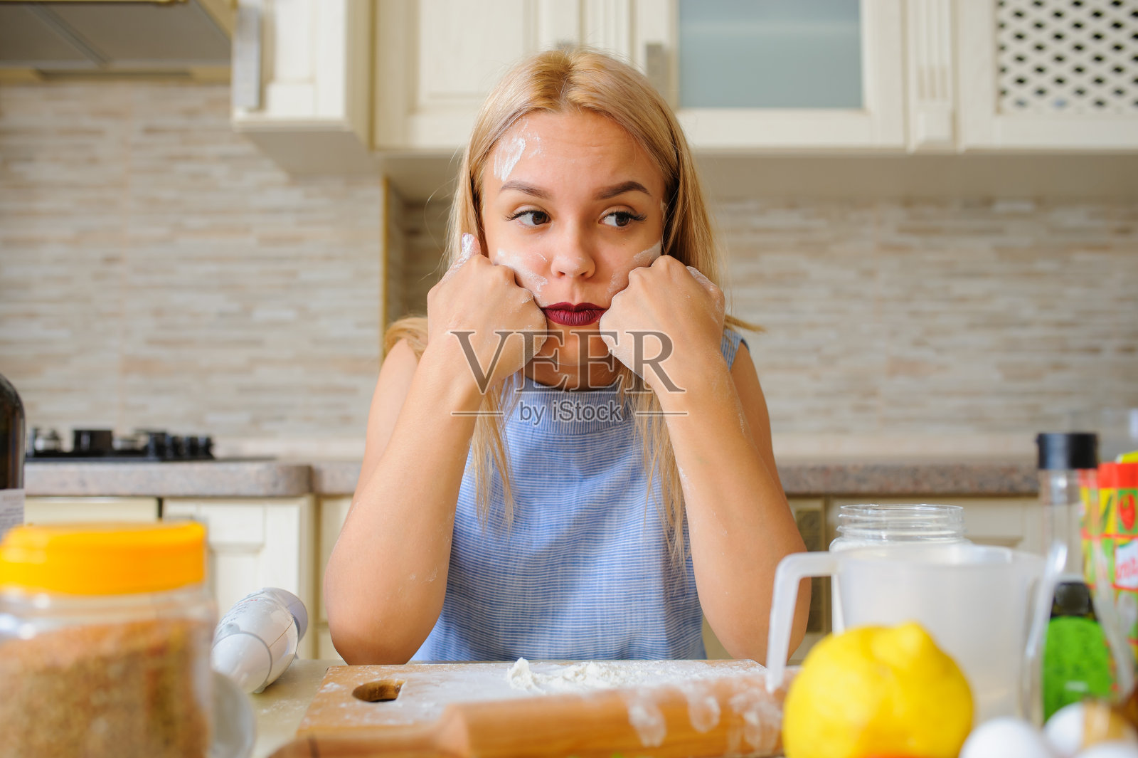 年轻绝望的家庭主妇在厨房里照片摄影图片