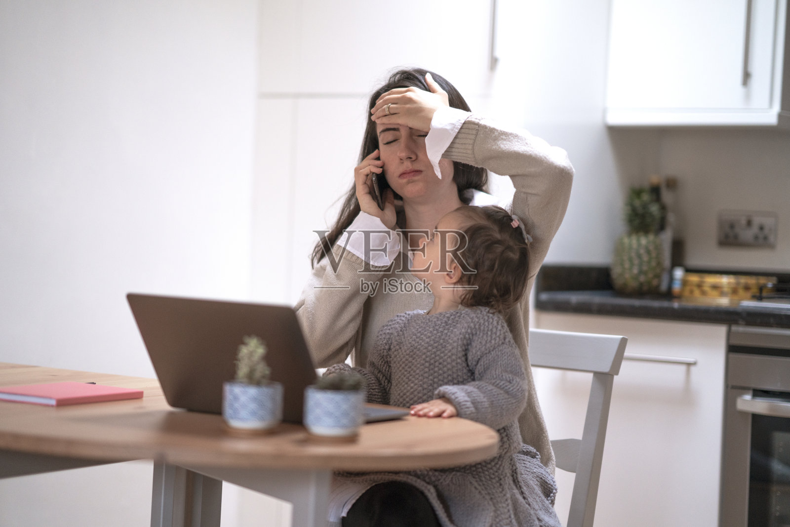 年轻母亲在家陪女儿工作照片摄影图片