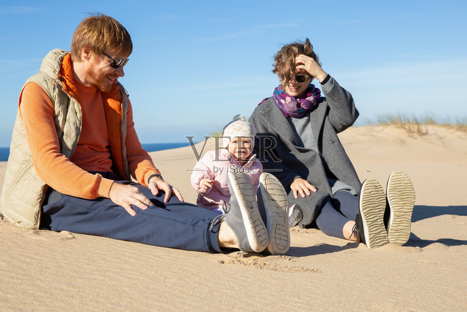 快乐的父母和可爱的小宝贝照片摄影图片