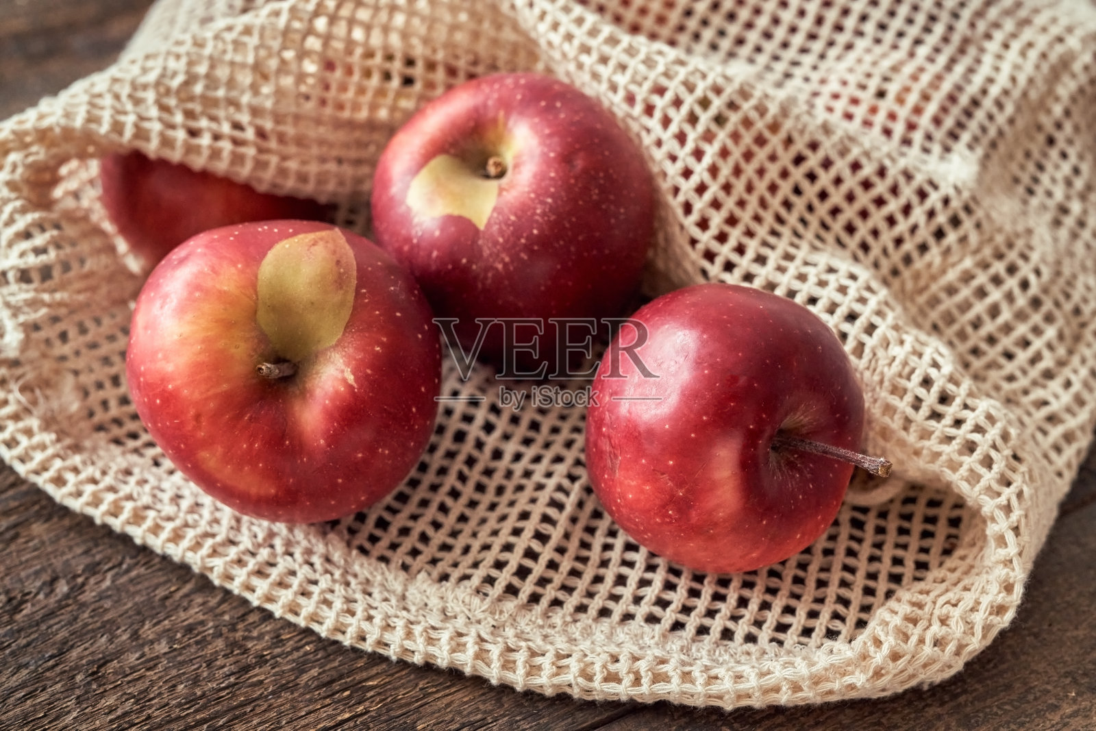丑陋的苹果装在有机棉制成的生态可重复使用的网袋里照片摄影图片