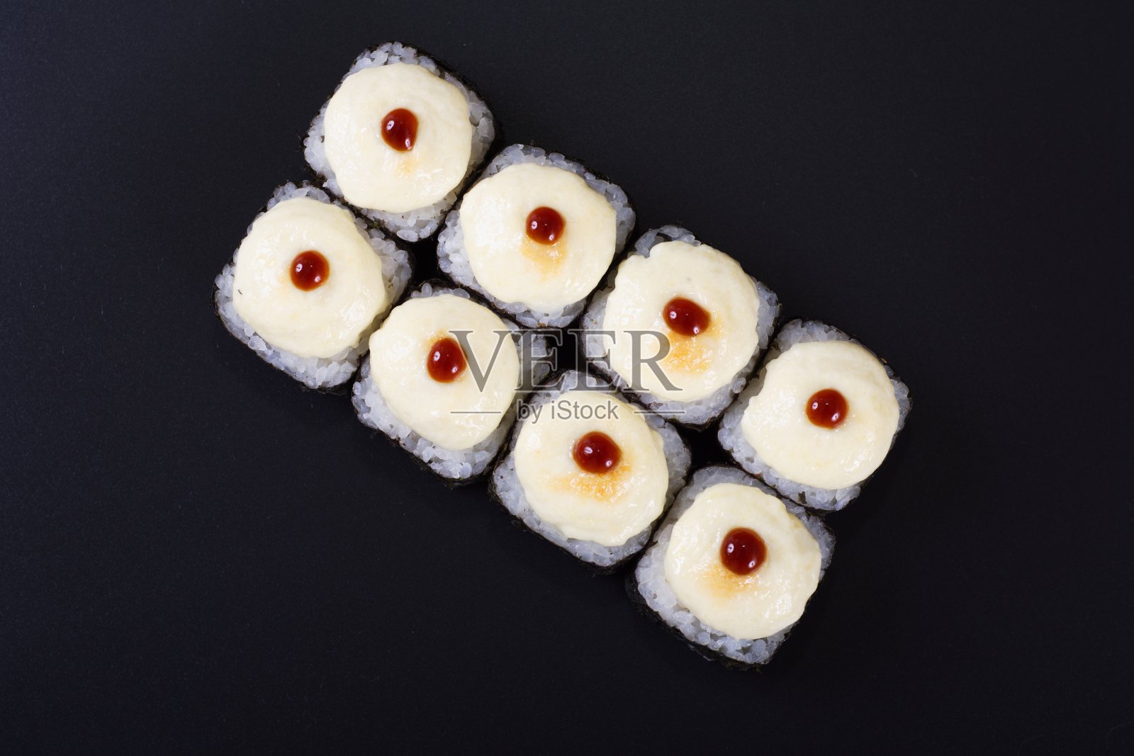 明亮的日本卷和海藻,鱼子酱和鱼躺在黑暗的背景照片摄影图片