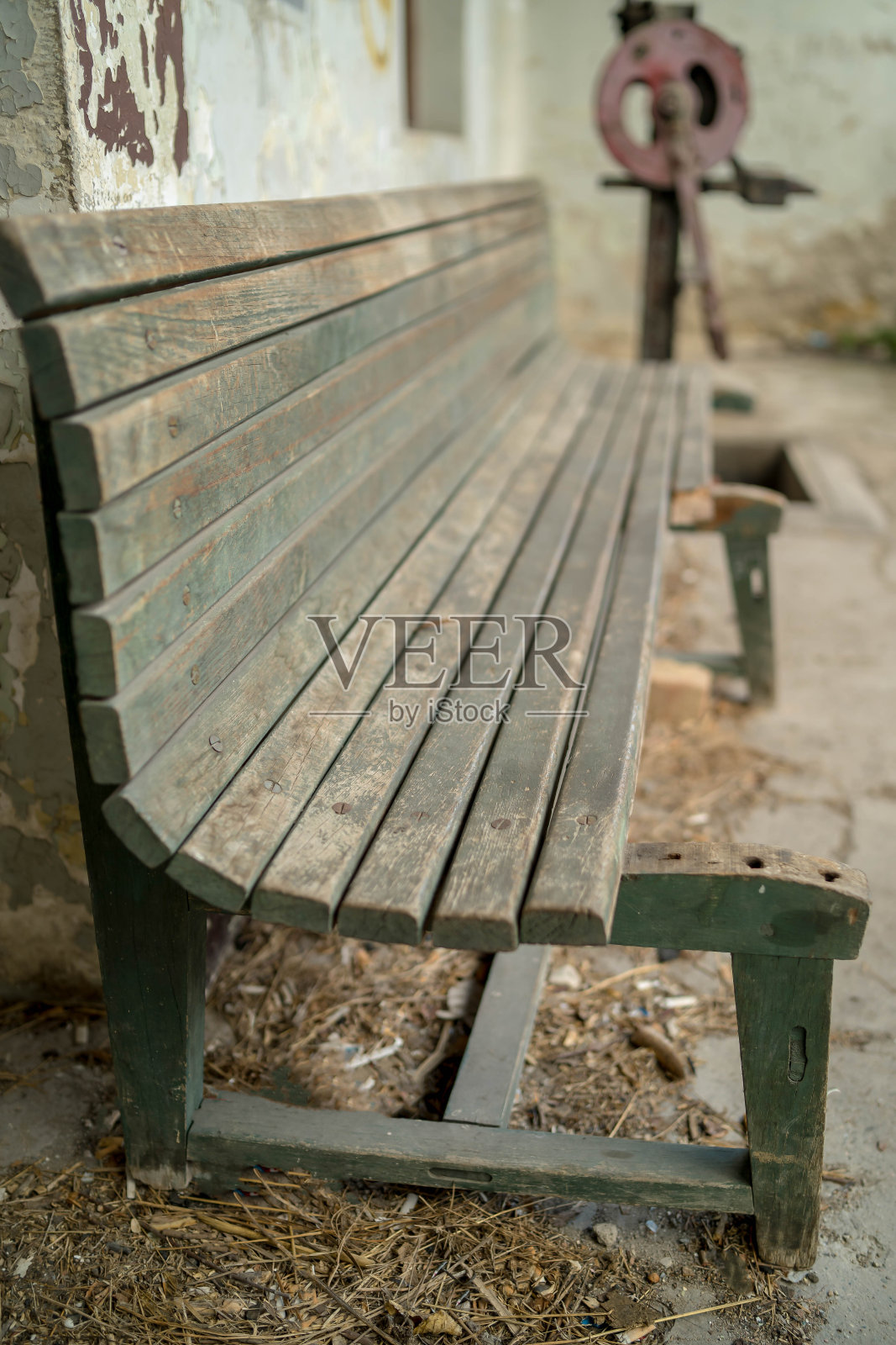 板凳上照片摄影图片