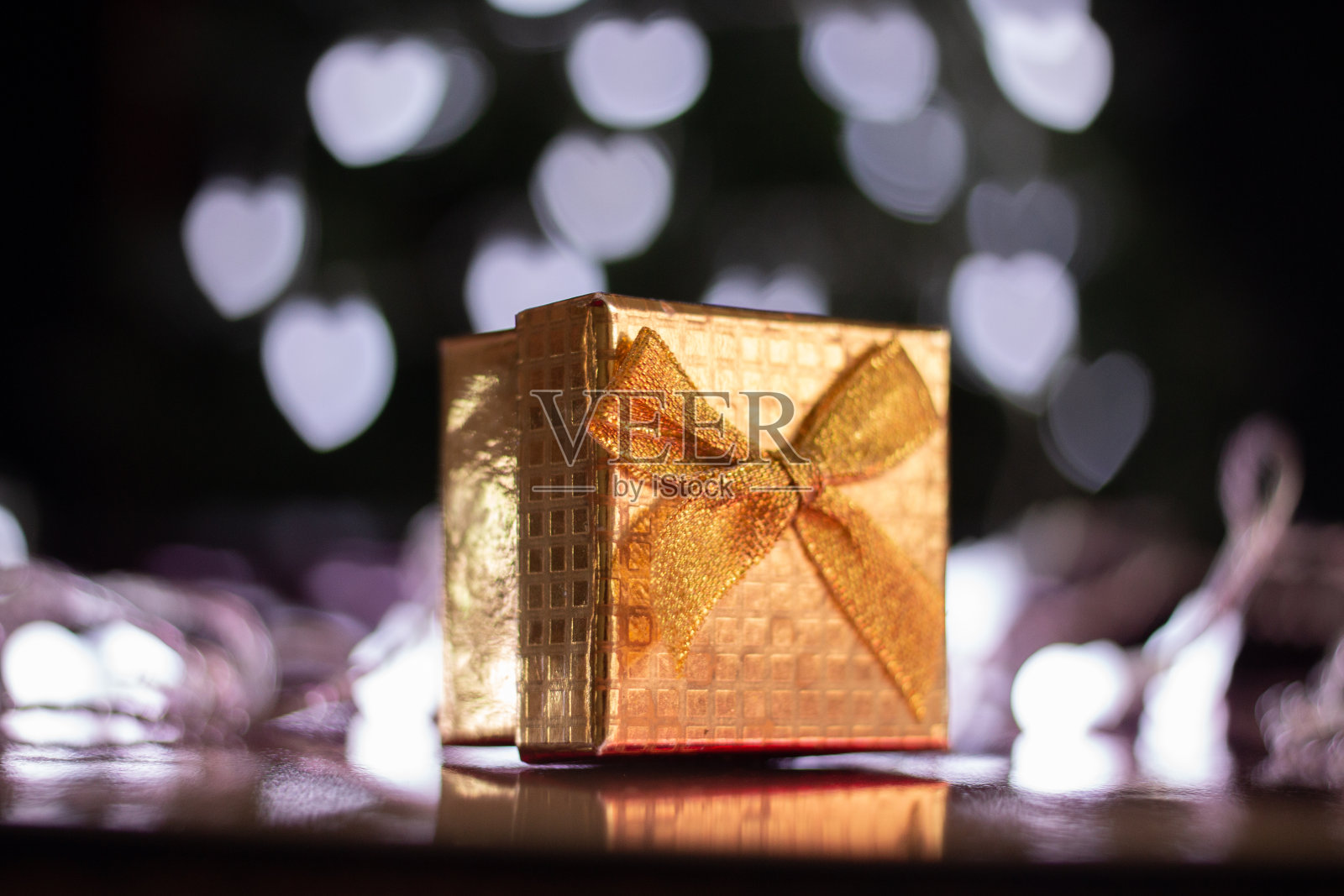 心形霓虹灯背景的情人节礼物照片摄影图片