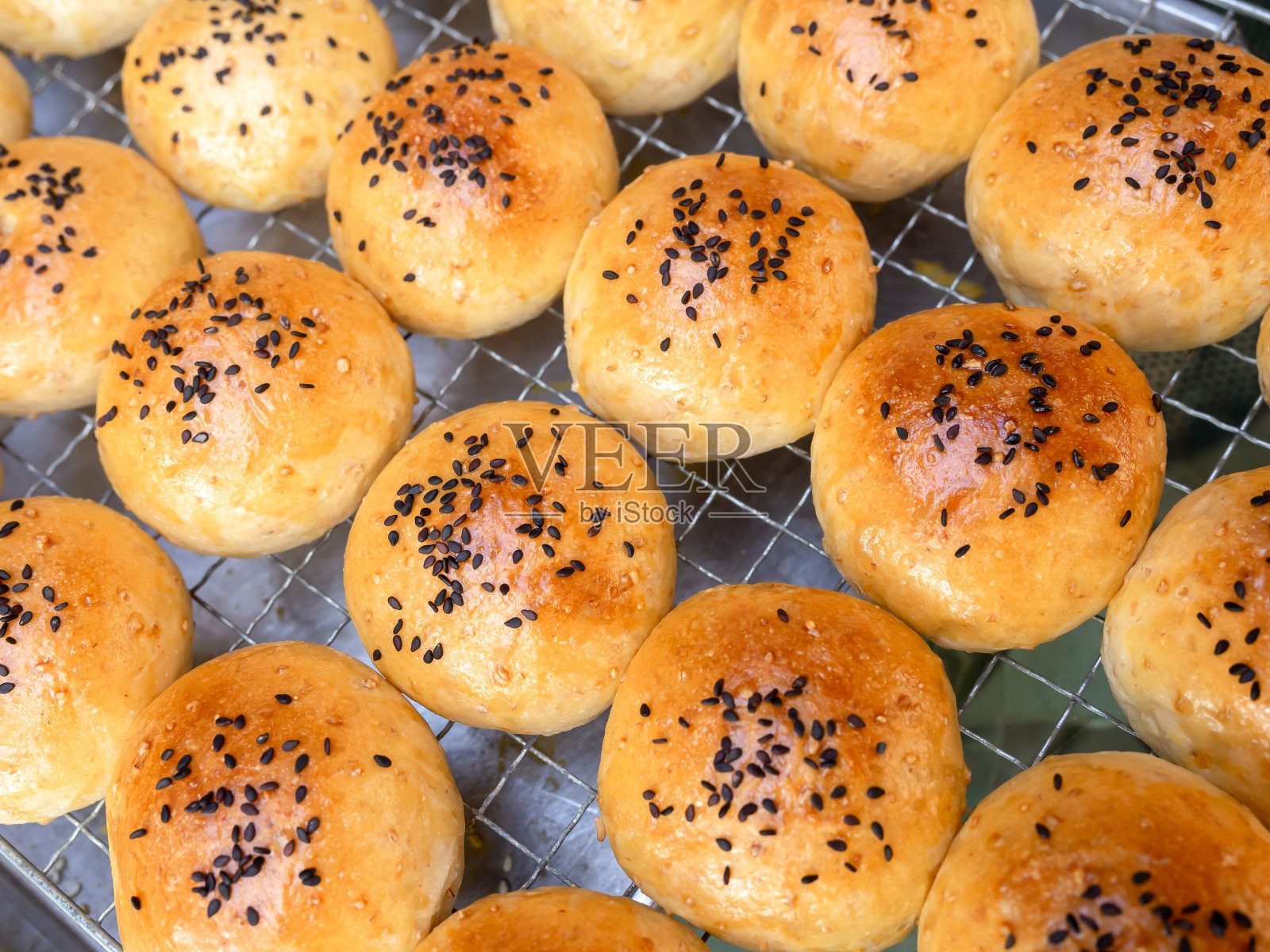 新鲜自制的芝麻汉堡面包。照片摄影图片