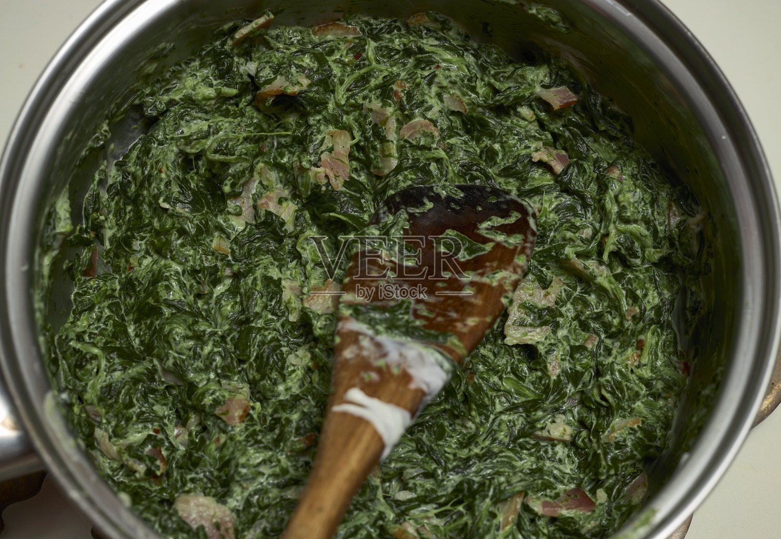 配菠菜和白汁酱的砂锅菜照片摄影图片