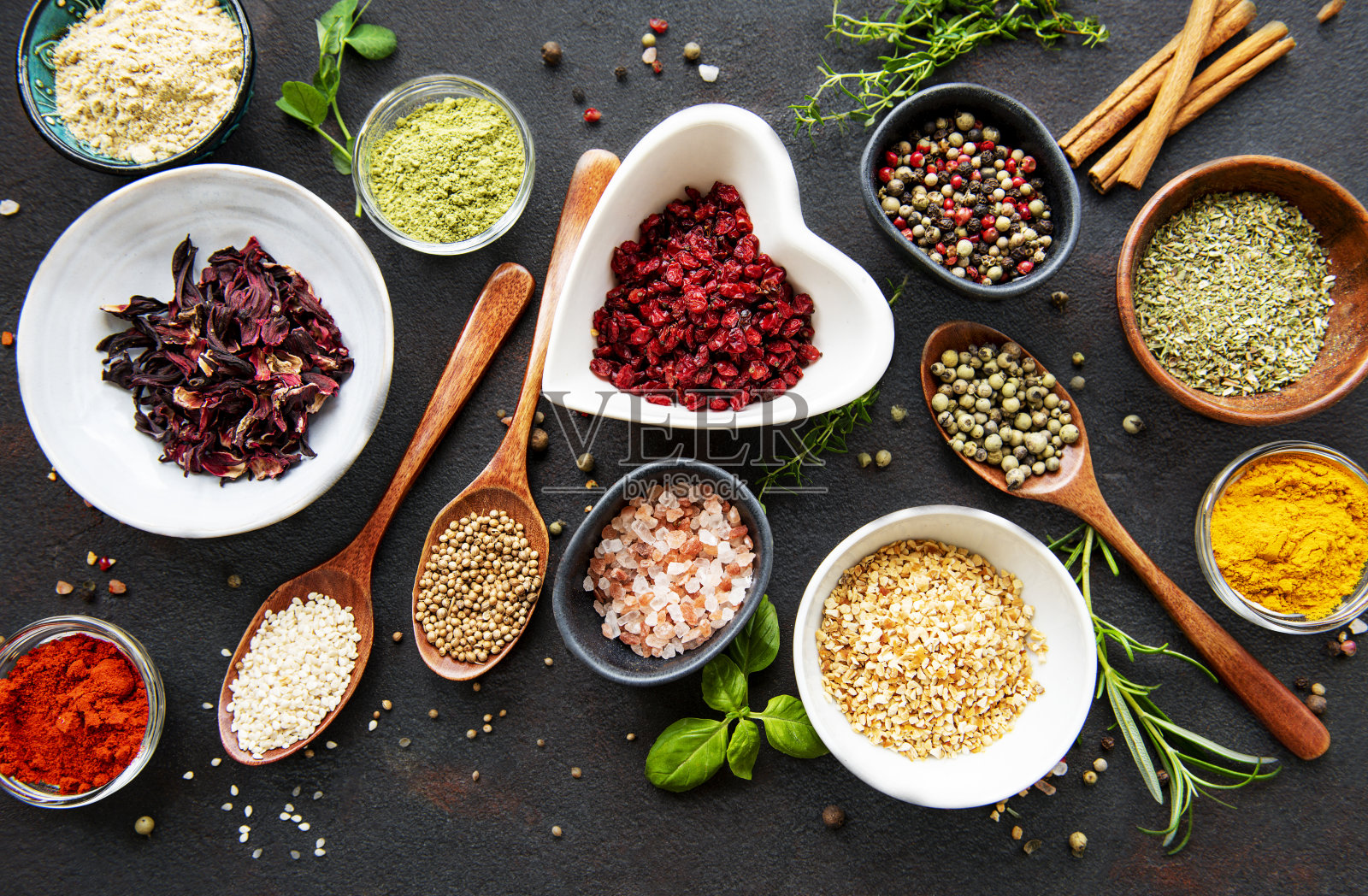 各种香料在一个碗上黑色照片摄影图片