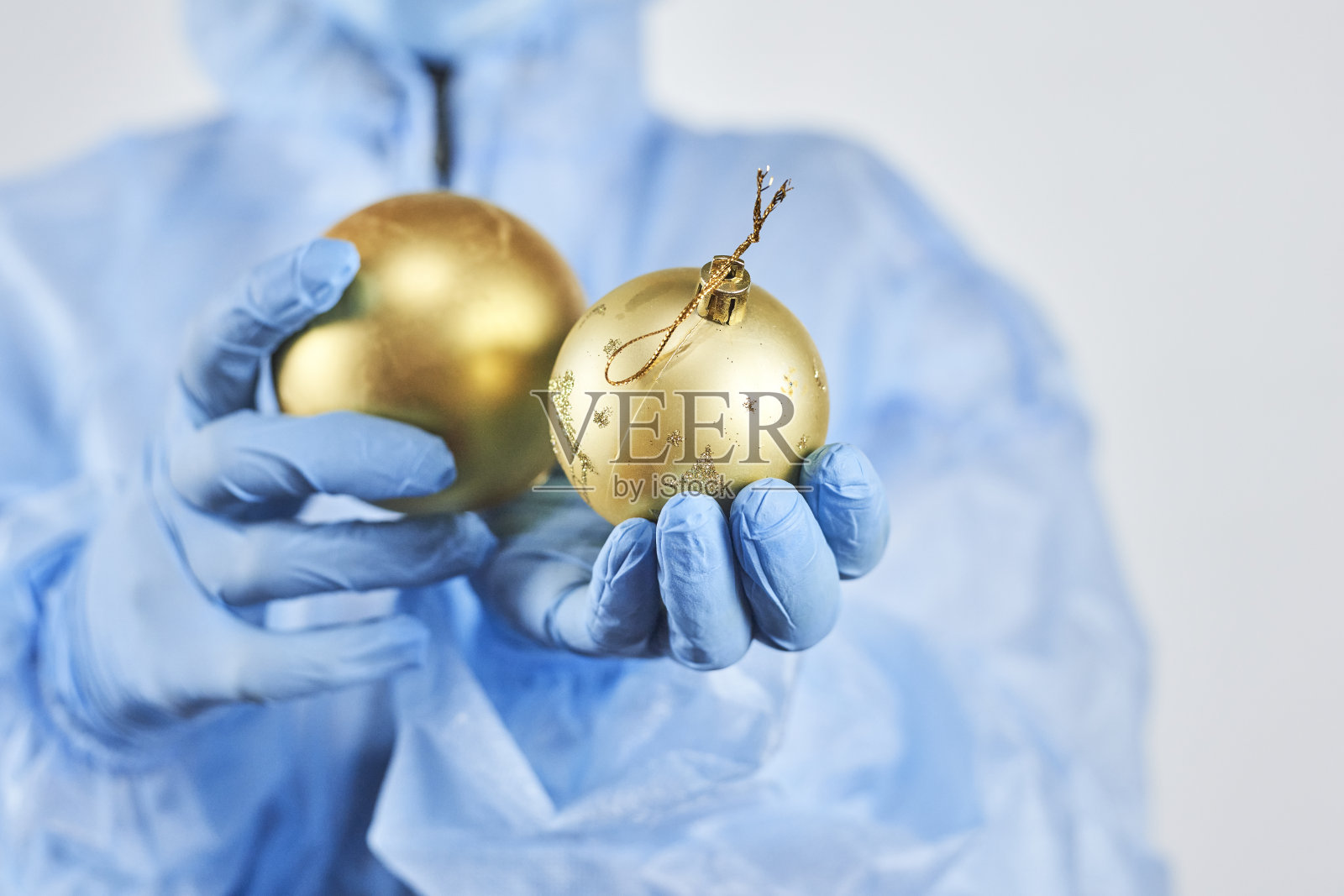 在医院庆祝圣诞节:医生庆祝2021新年照片摄影图片