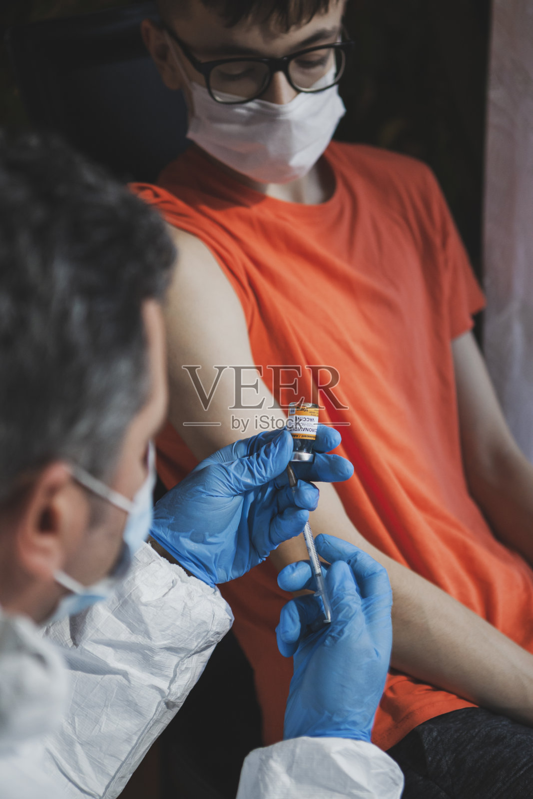 年轻人接种疫苗照片摄影图片