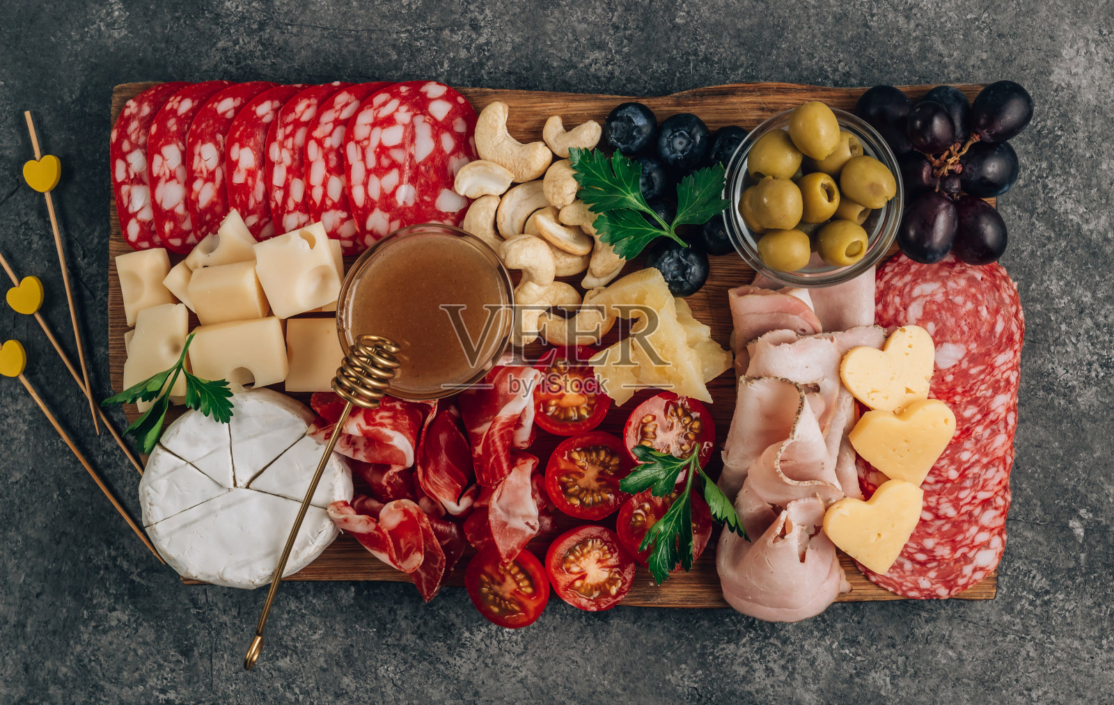 各式各样的西班牙餐前小吃或意大利餐前小吃。照片摄影图片