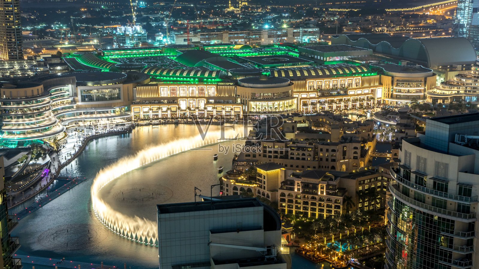 迪拜市中心人造湖的夜景喷泉照片摄影图片