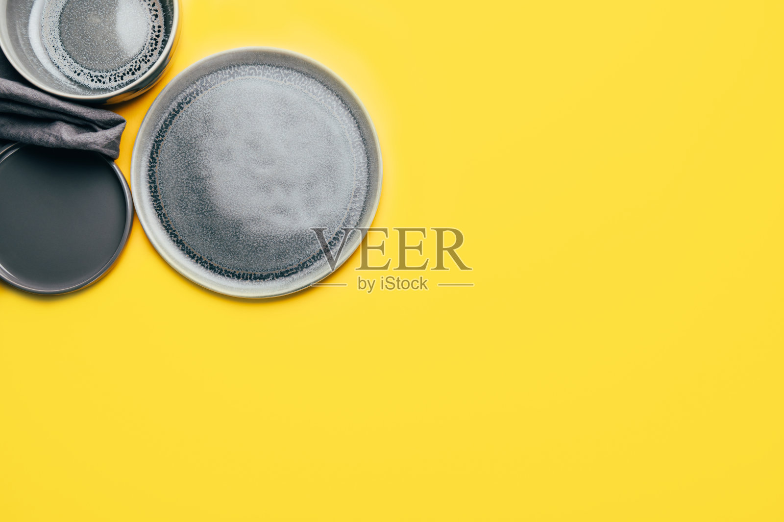 灰色空白陶瓷板上的黄色照片摄影图片