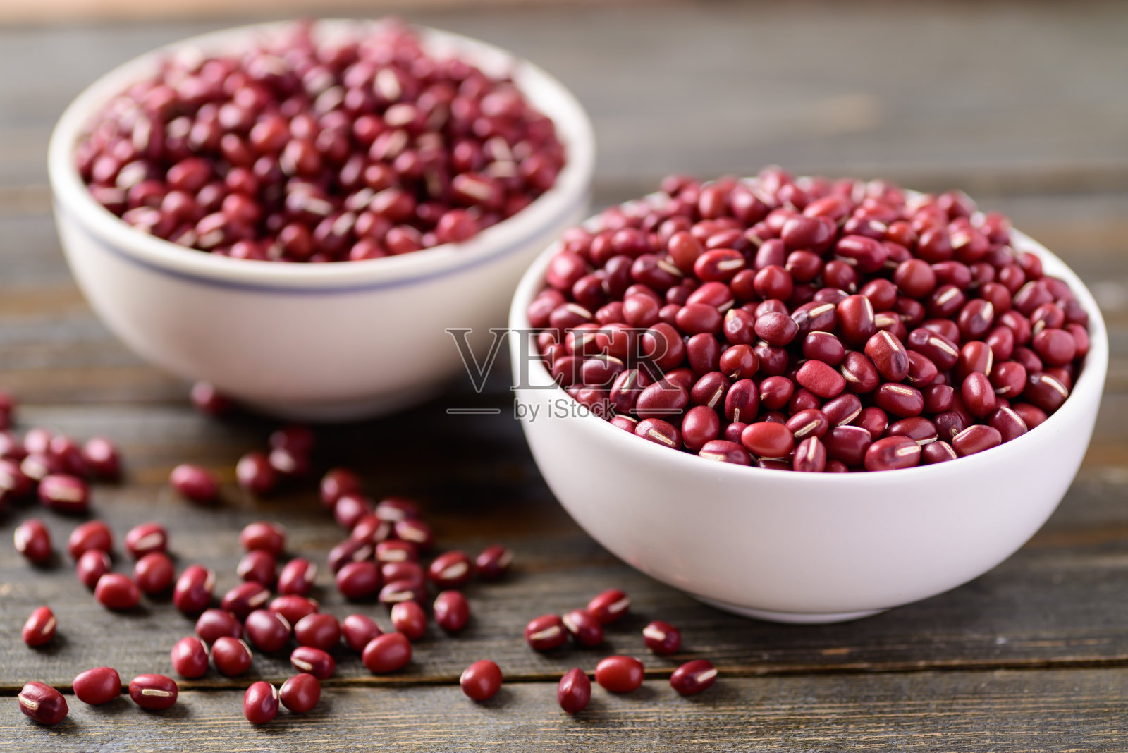 在碗里放红豆或红绿豆照片摄影图片