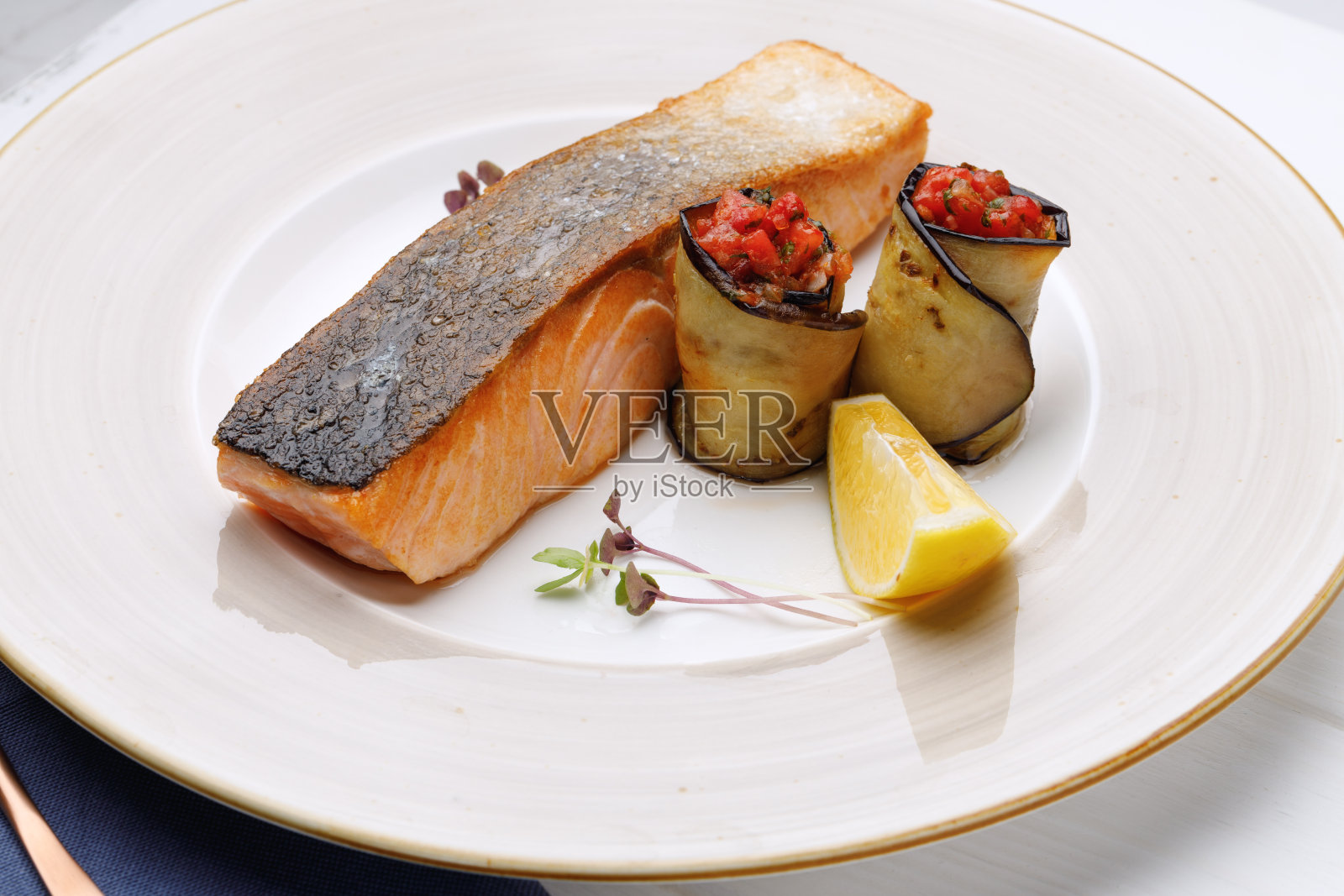 白木桌上的烤三文鱼片照片摄影图片