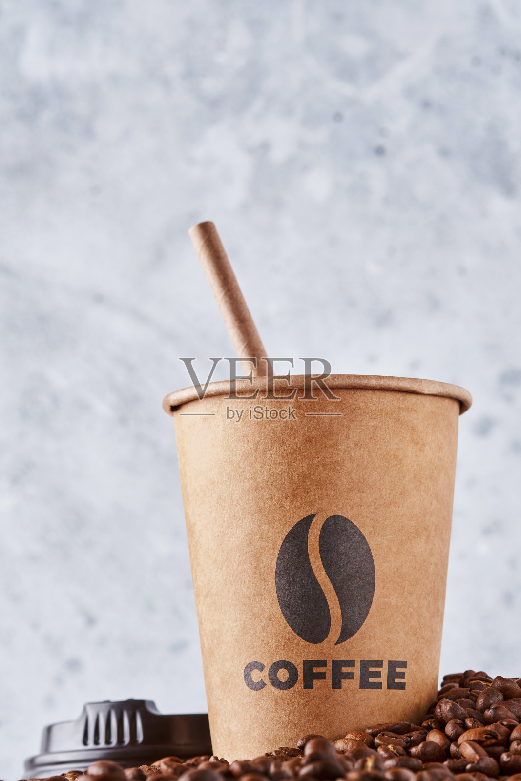 灰色背景的零废纸杯中的咖啡饮料颗粒和蔗糖片。塑料自由概念。照片摄影图片