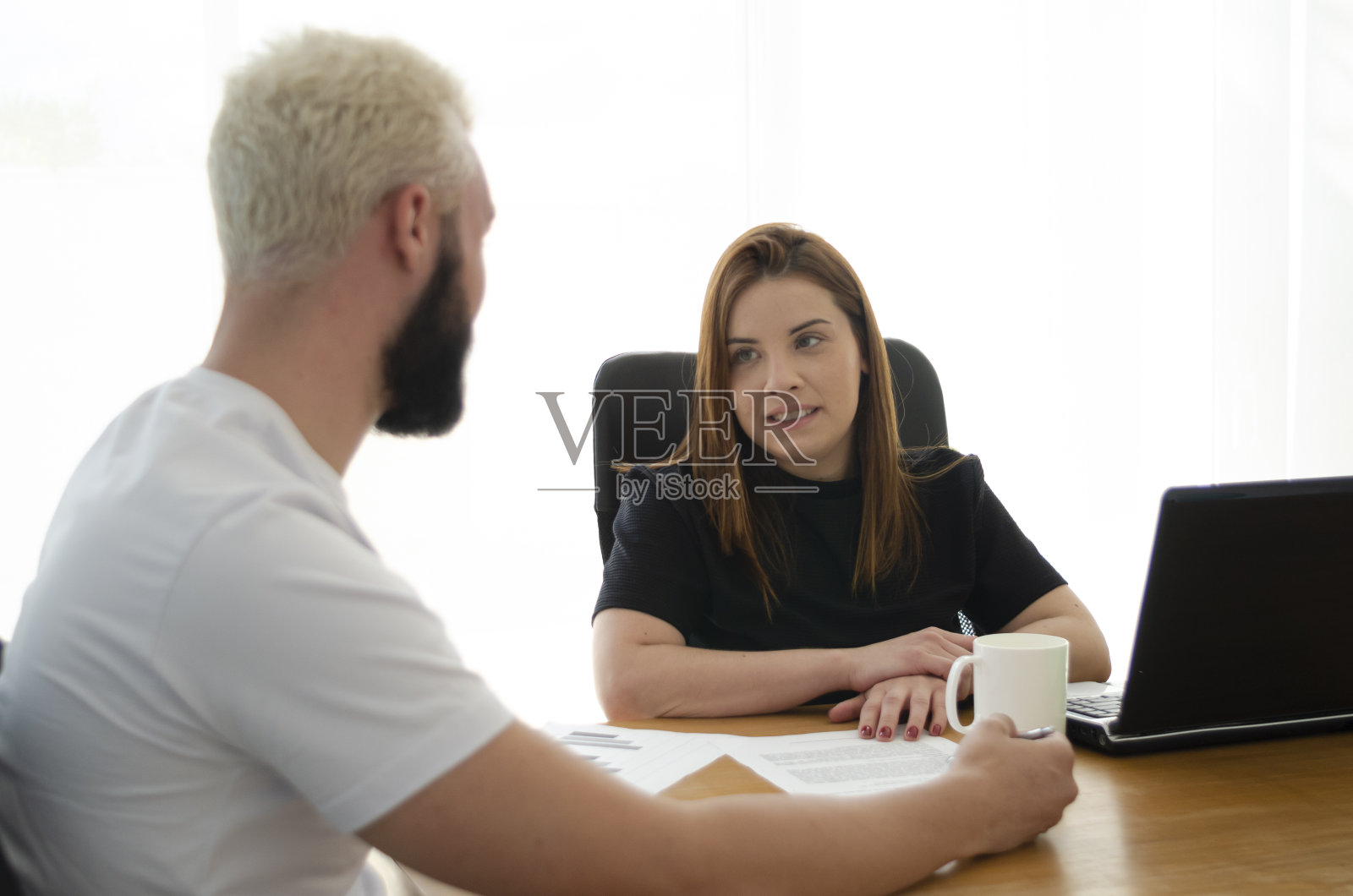 男人和女人一起在办公室工作。照片摄影图片