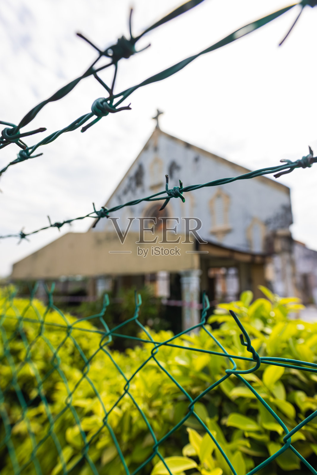 铁丝网后面的教堂废墟照片摄影图片