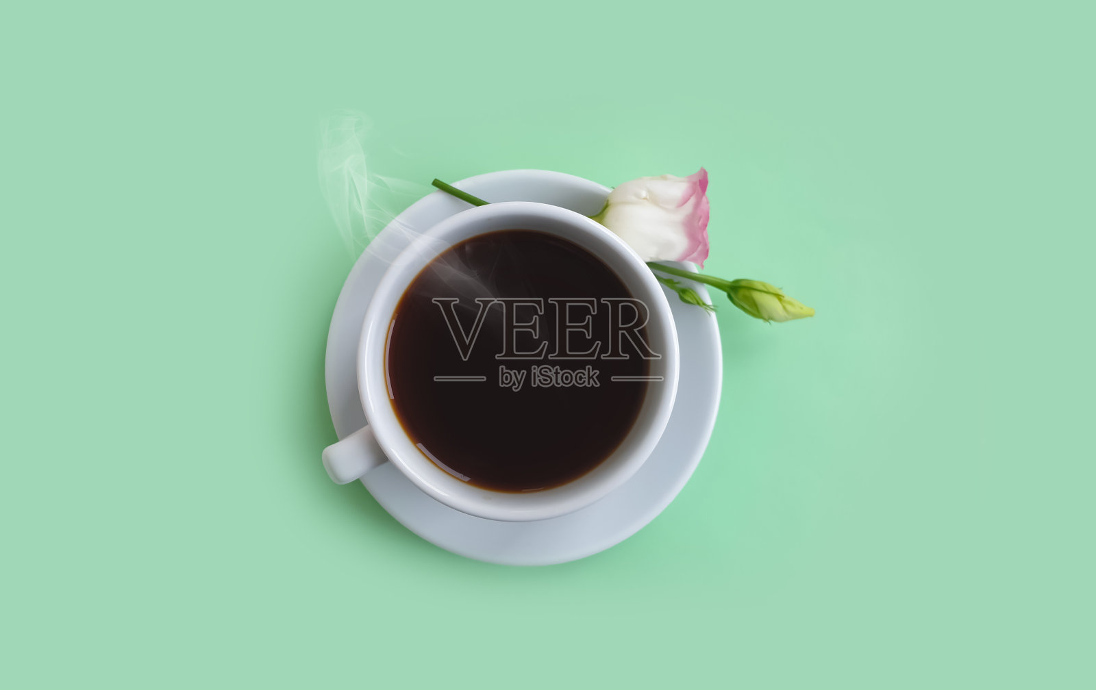 一杯咖啡花在彩色背景上绽放照片摄影图片