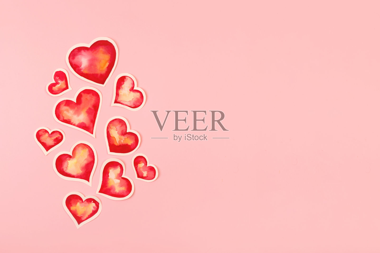 用红色水彩纸心组成。照片摄影图片