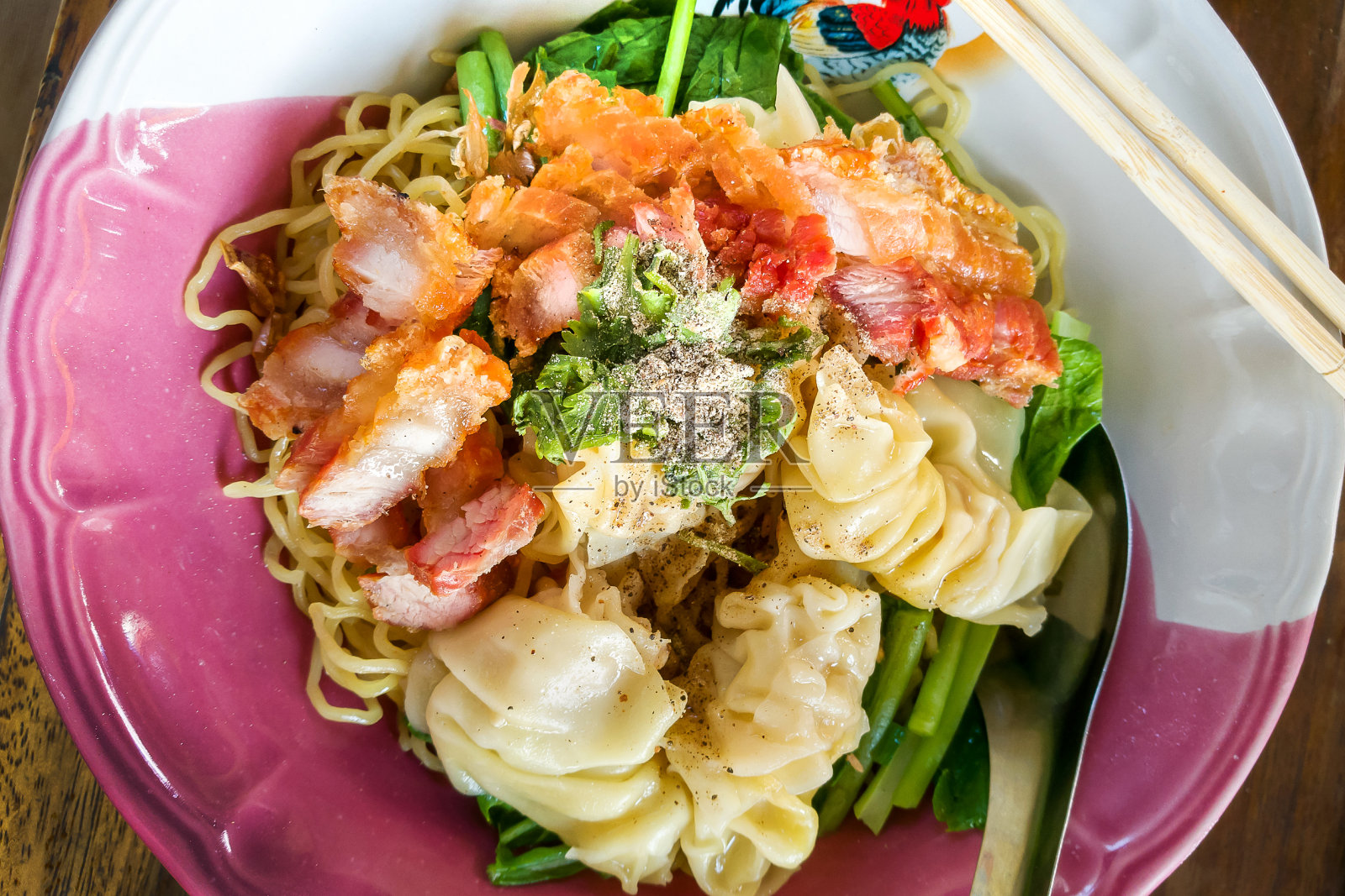 一碗鸡蛋面配烤猪肉、饺子和蔬菜——中国食物照片摄影图片