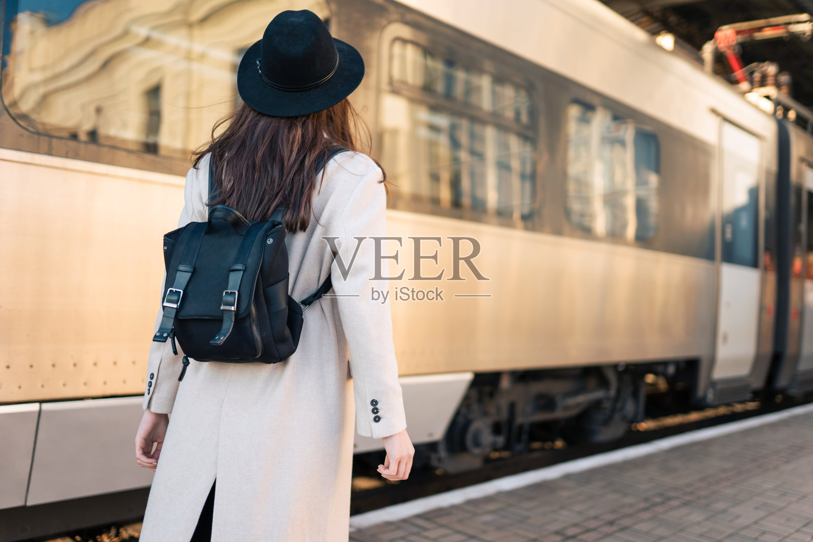 女游客在火车站站台照片摄影图片