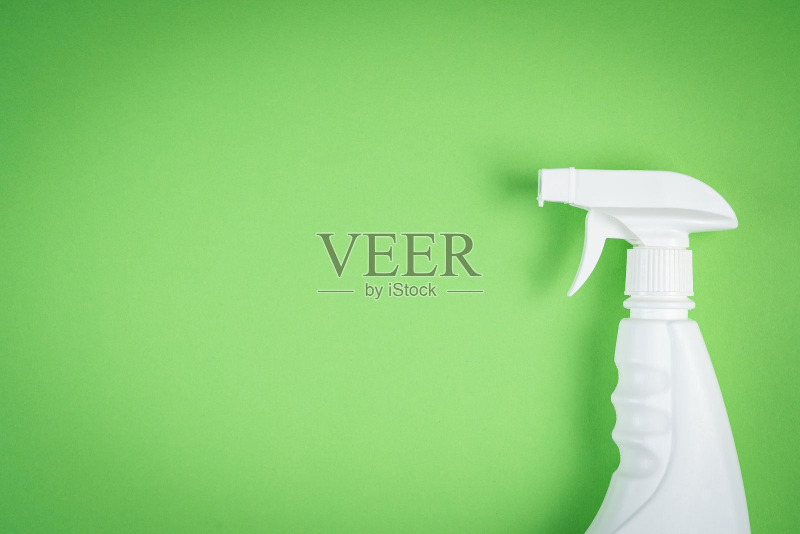 绿色背景上的清洁用品照片摄影图片