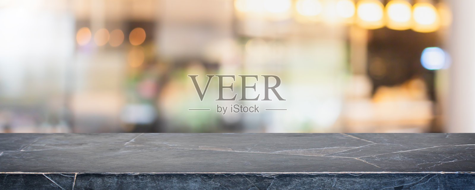 空的黑色大理石石材桌面和模糊的玻璃橱窗室内购物中心横幅模拟抽象的背景-可以用来展示或蒙太奇您的产品。照片摄影图片