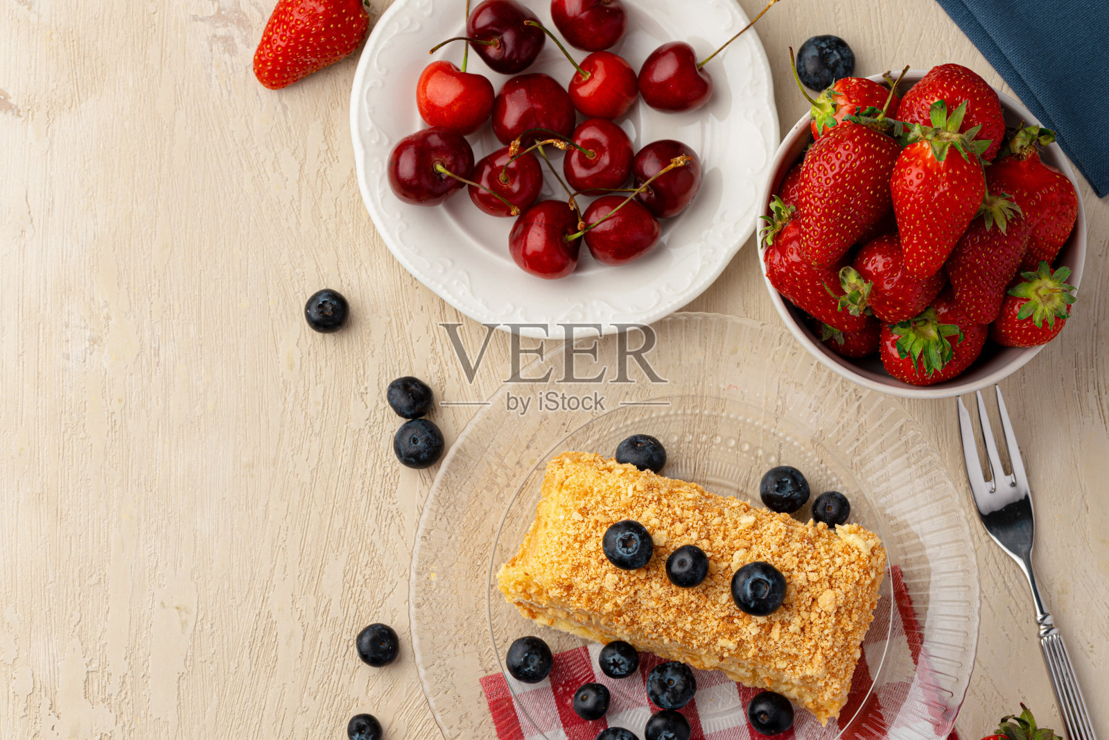 一块俄罗斯蜂蜜蛋糕medovik与浆果照片摄影图片