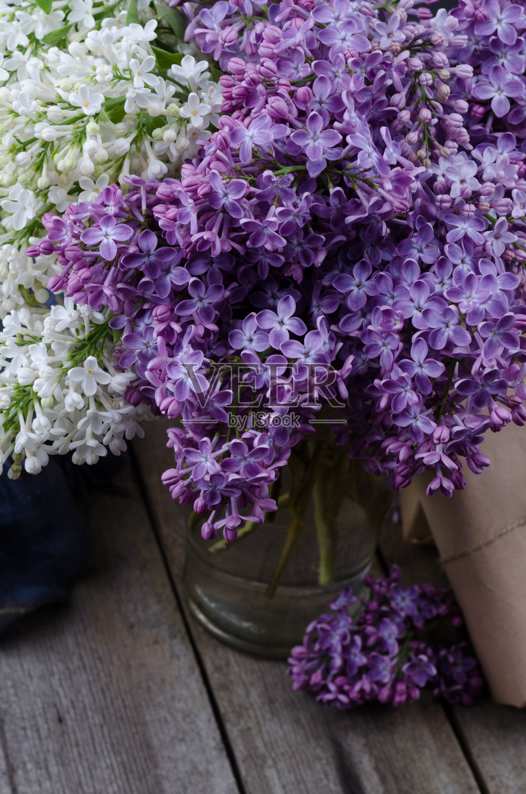 旧木头表面上的紫丁香花。春天节日的背景。照片摄影图片