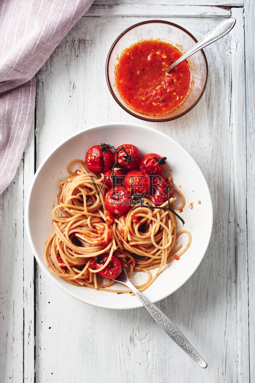 加番茄酱的意大利通心粉。照片摄影图片