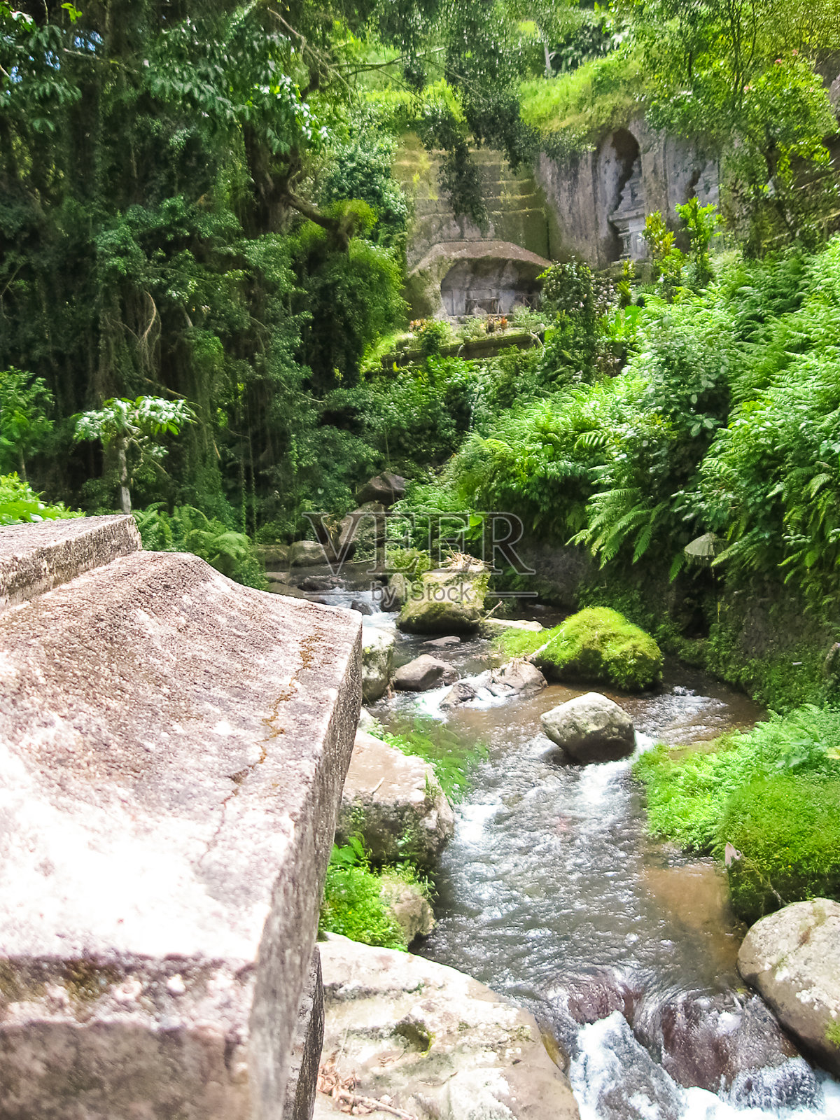 巴厘岛丛林中的古农卡威神庙和坎迪照片摄影图片