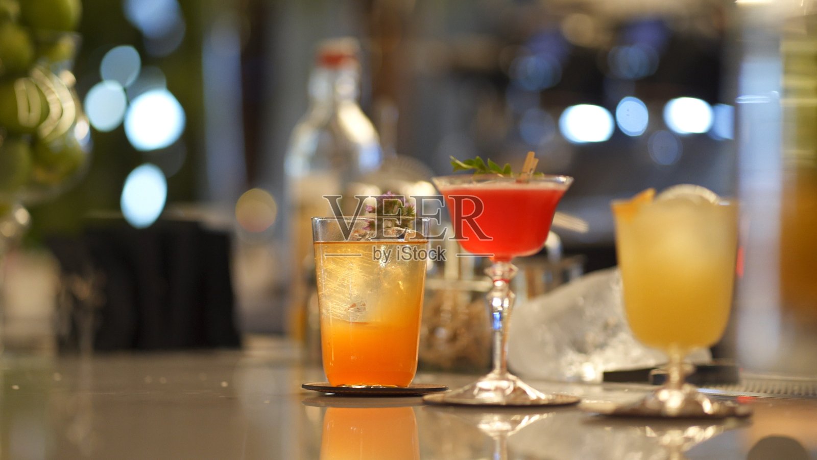 在明亮的酒吧的鸡尾酒的观点照片摄影图片