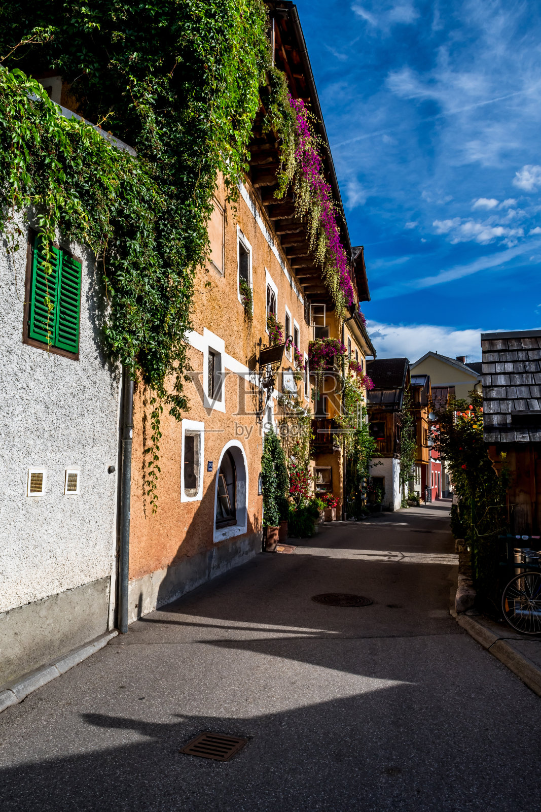 穿过奥地利湖滨镇哈尔斯塔特的步行街上的历史建筑照片摄影图片