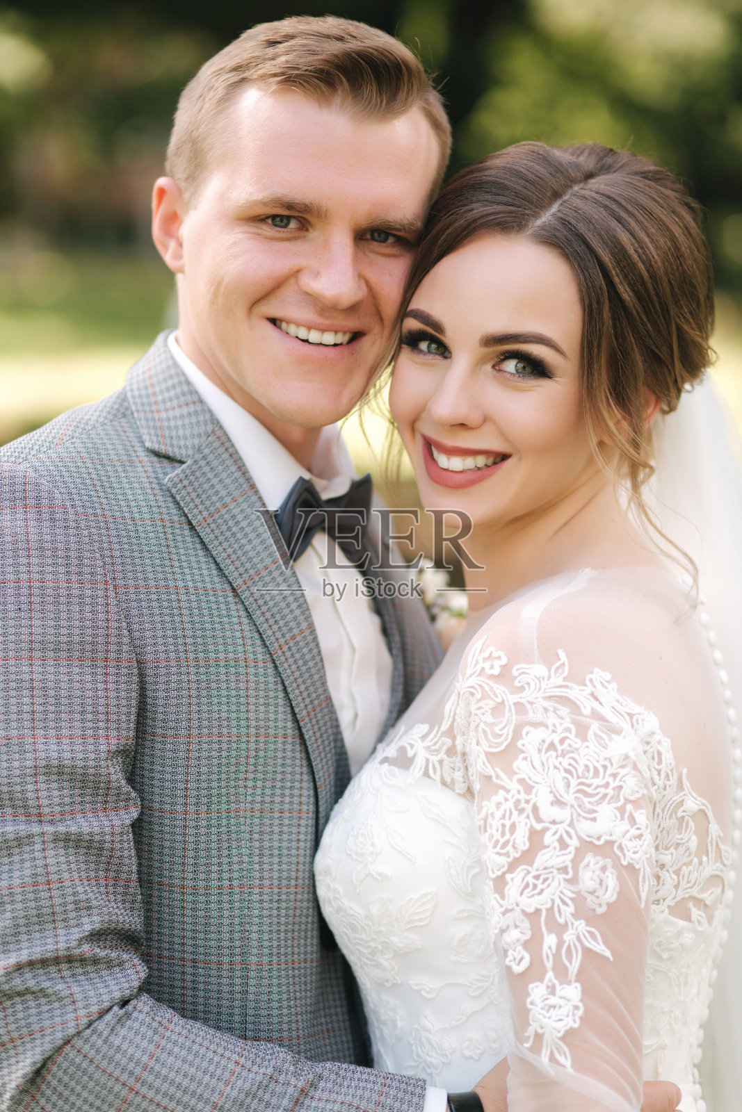 近距离拍摄漂亮的新娘和英俊的新郎。结婚的那一天照片摄影图片