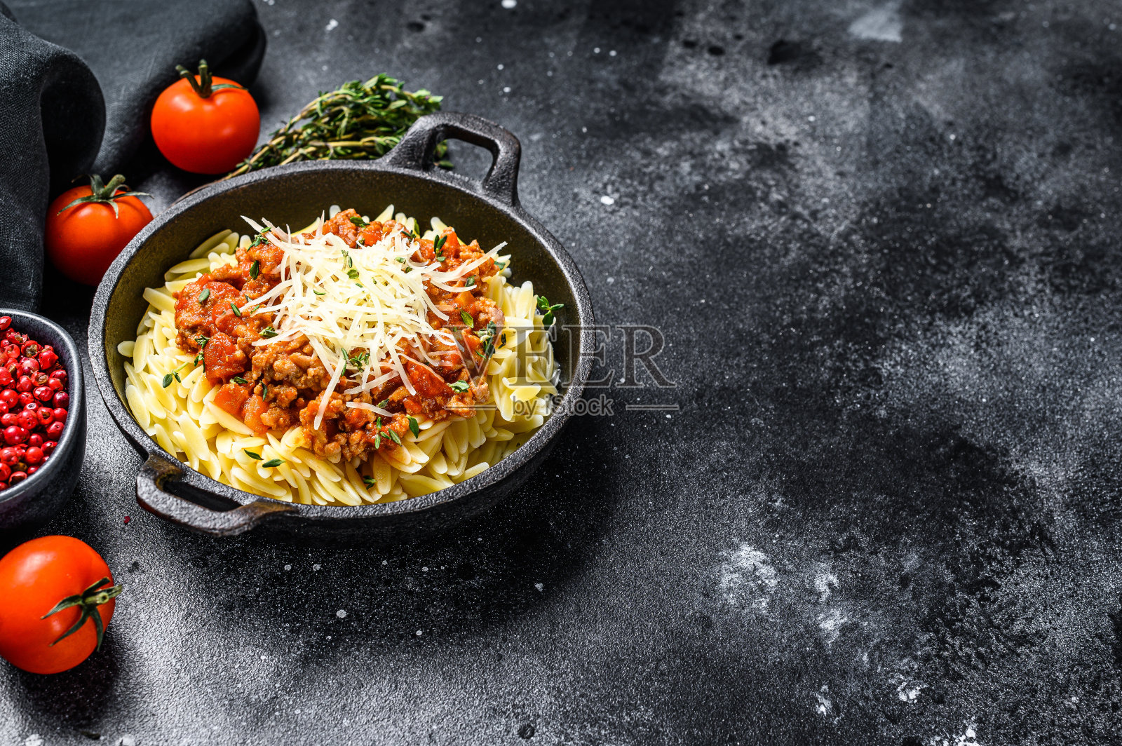 意大利肉酱面,加牛肉末。黑色背景。前视图。本空间照片摄影图片