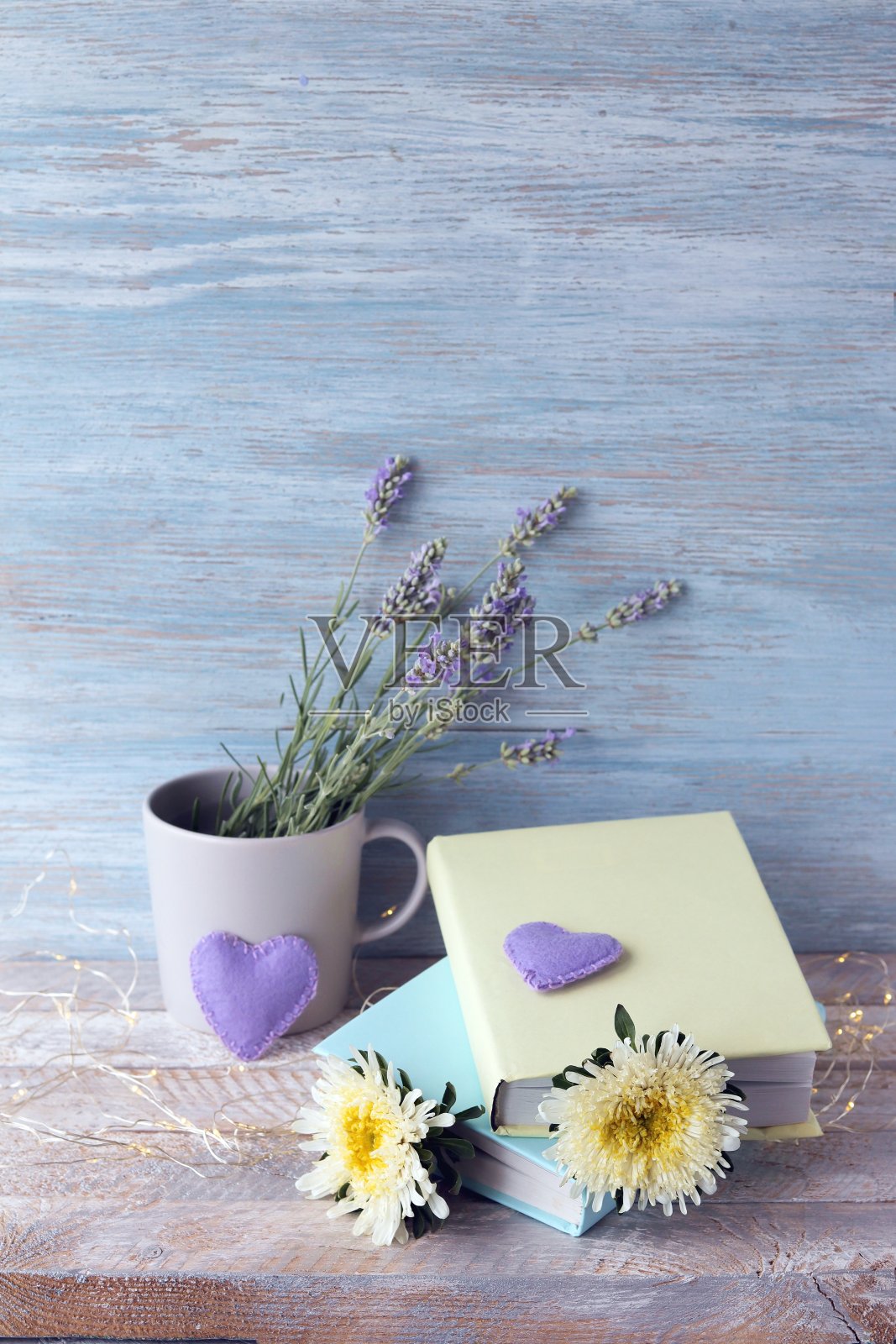 书籍用鲜花、心形、薰衣草花束装饰照片摄影图片