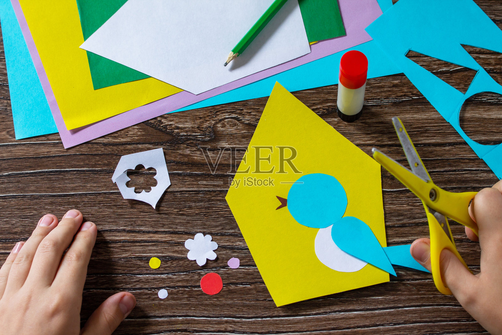 指令步骤6。春天明信片鸟屋与一只鸟。手工制作的。儿童创意、手工艺品、儿童工艺品项目。照片摄影图片