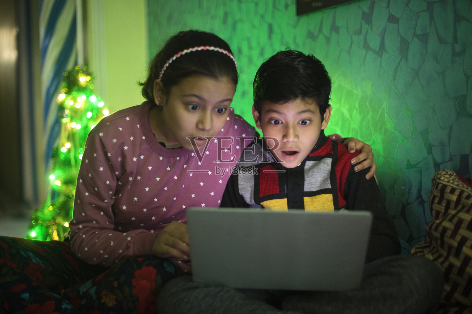 弟弟和妹妹玩在家里使用笔记本电脑照片摄影图片