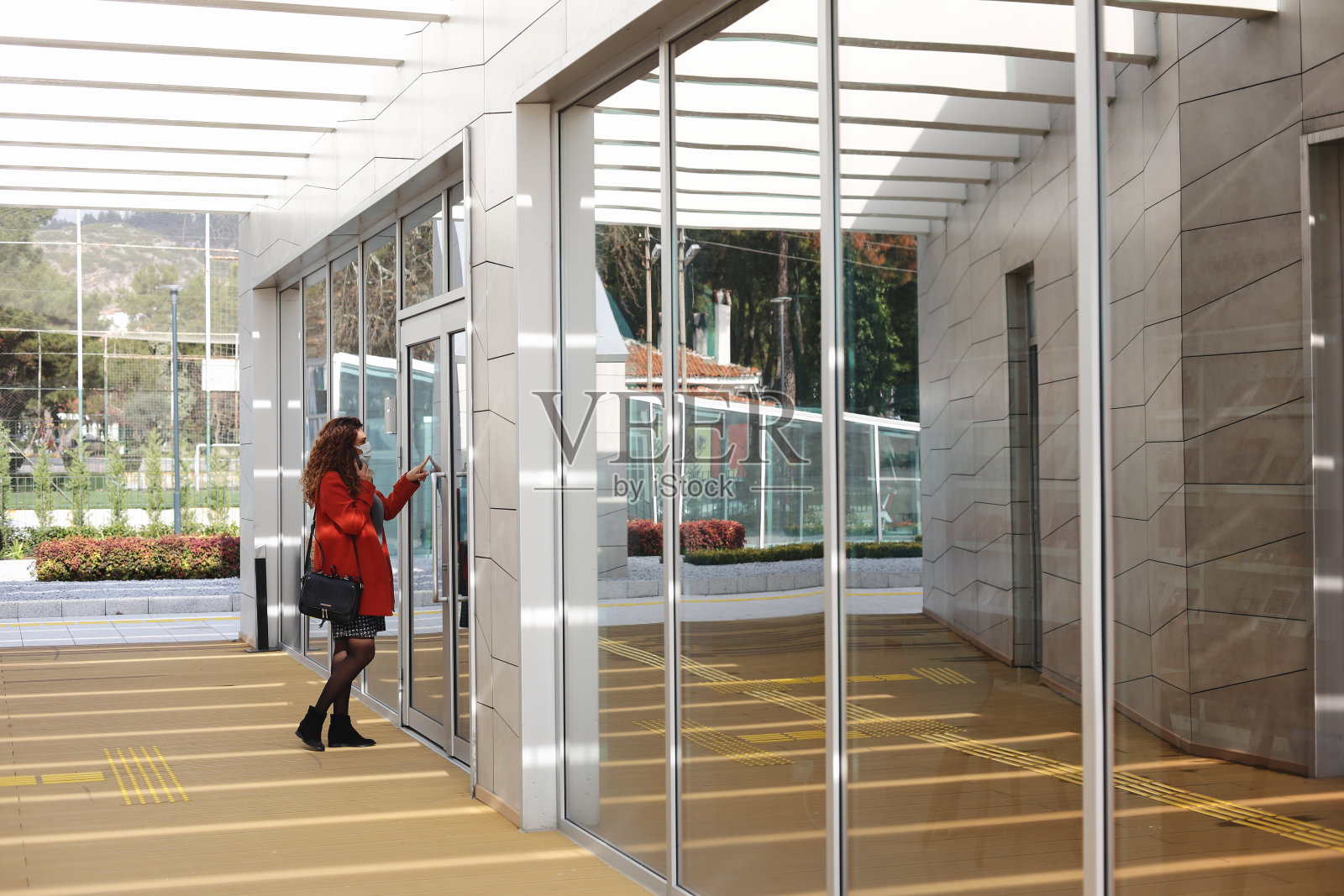 女商人在电话里开会照片摄影图片