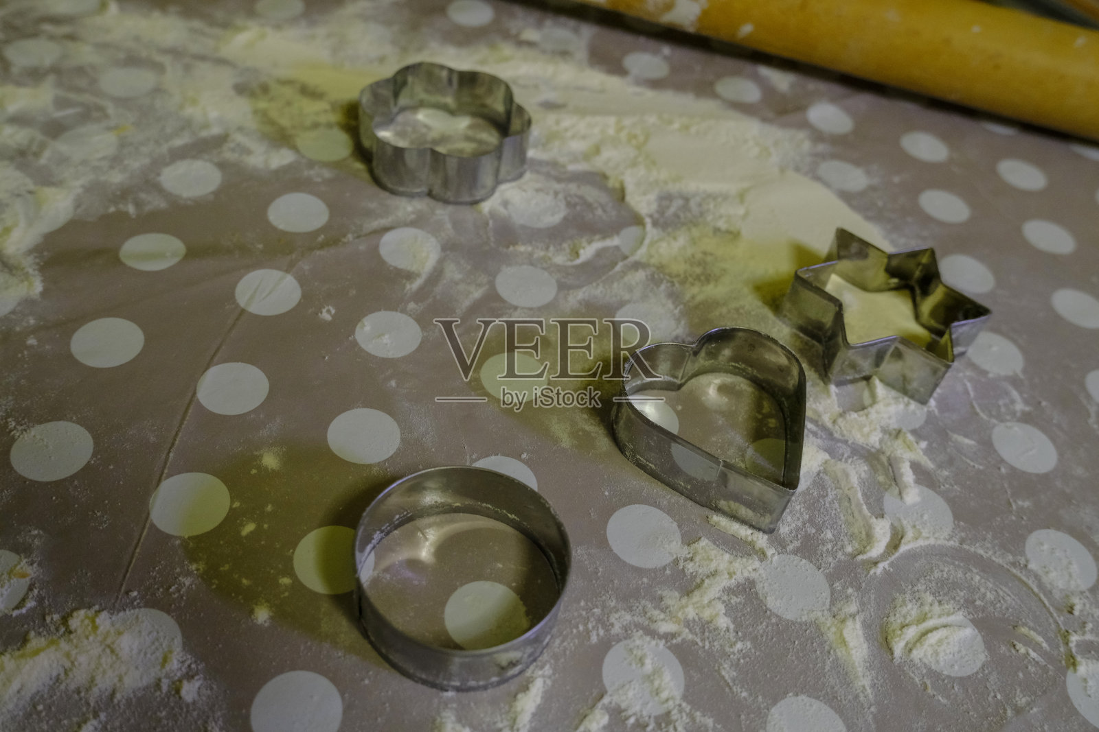 烘烤用的金属屑、面粉、木粒等放在桌上准备烘烤。烘焙概念照片摄影图片